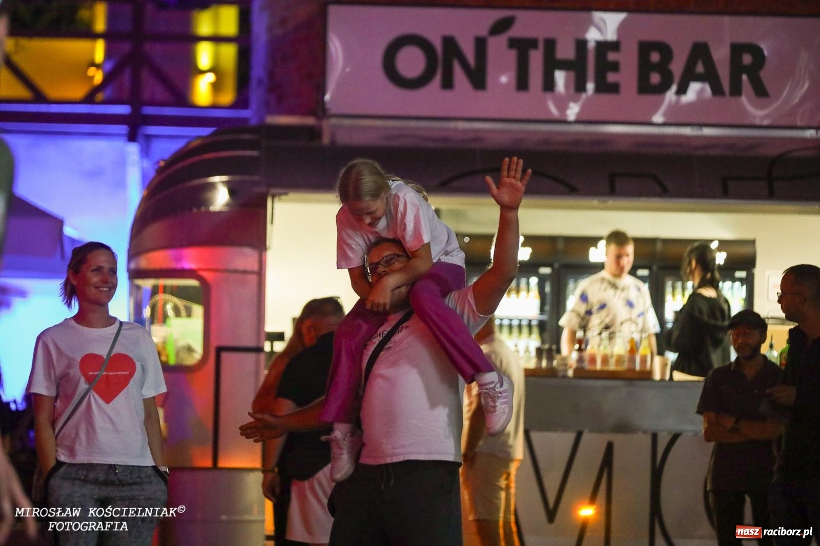 Zdjęcie w galerii na portalu naszraciborz.pl: Full Moon Festival rozświetla raciborski zamek. Elektroniczna muzyka, światła i setki uczestników wiadomości z regionu