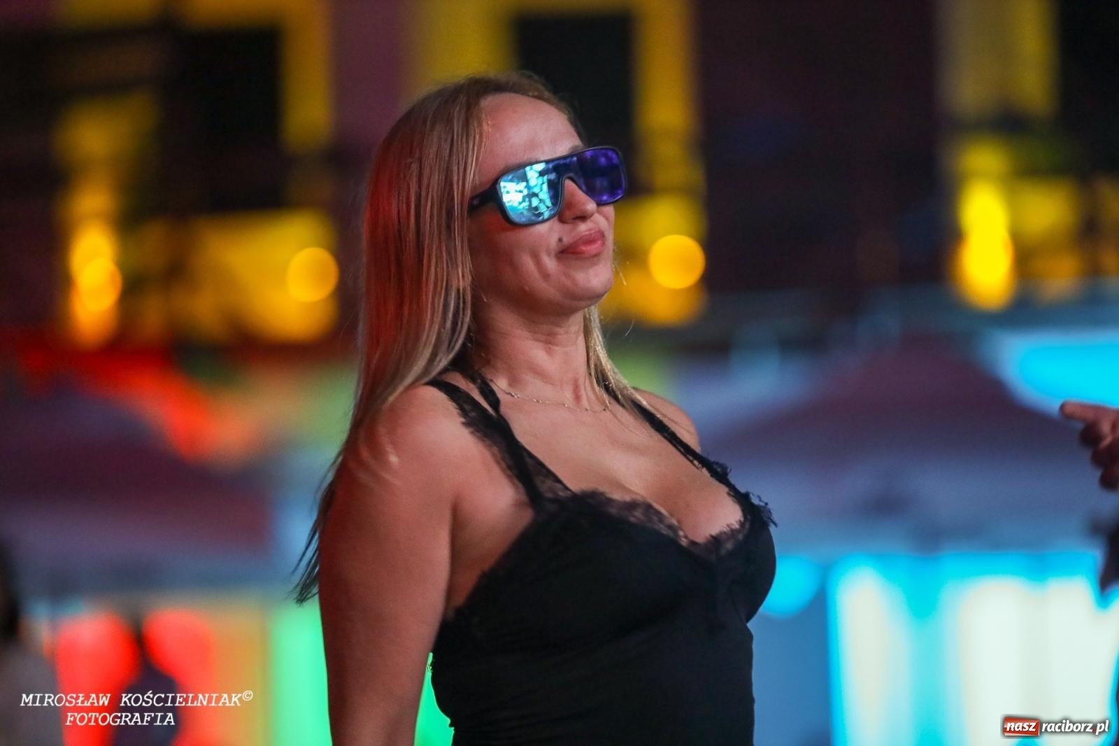 Zdjęcie w galerii na portalu naszraciborz.pl: Full Moon Festival rozświetla raciborski zamek. Elektroniczna muzyka, światła i setki uczestników wiadomości z regionu