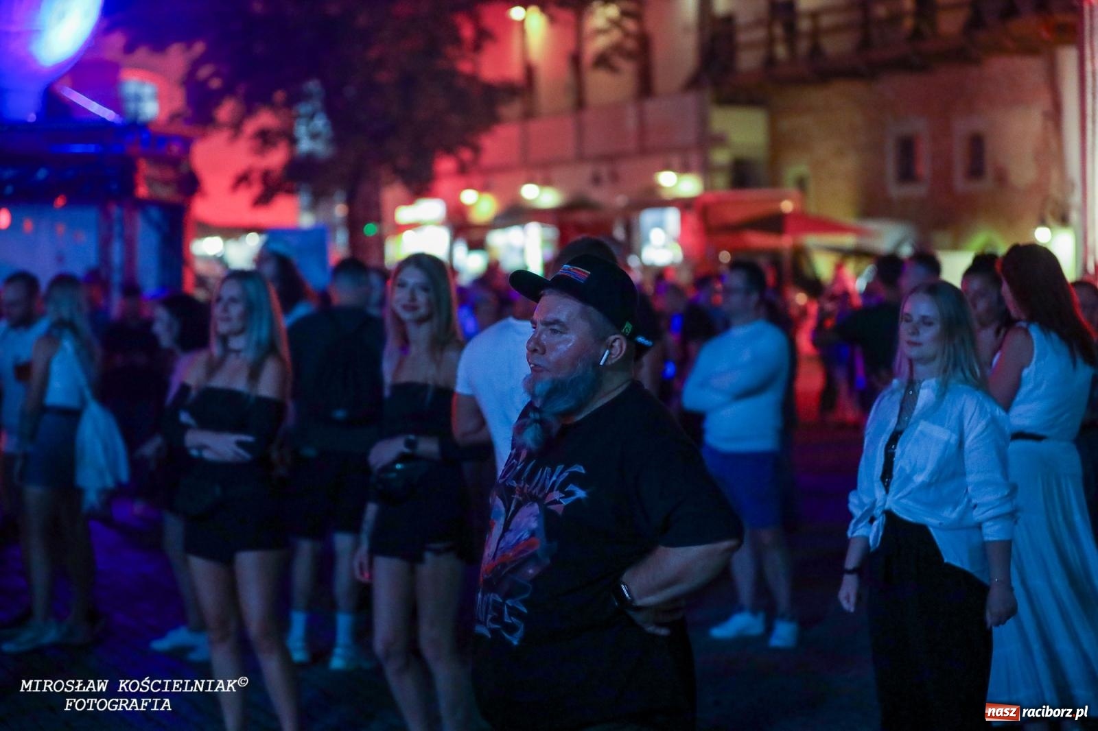 Zdjęcie w galerii na portalu naszraciborz.pl: Full Moon Festival rozświetla raciborski zamek. Elektroniczna muzyka, światła i setki uczestników wiadomości z regionu