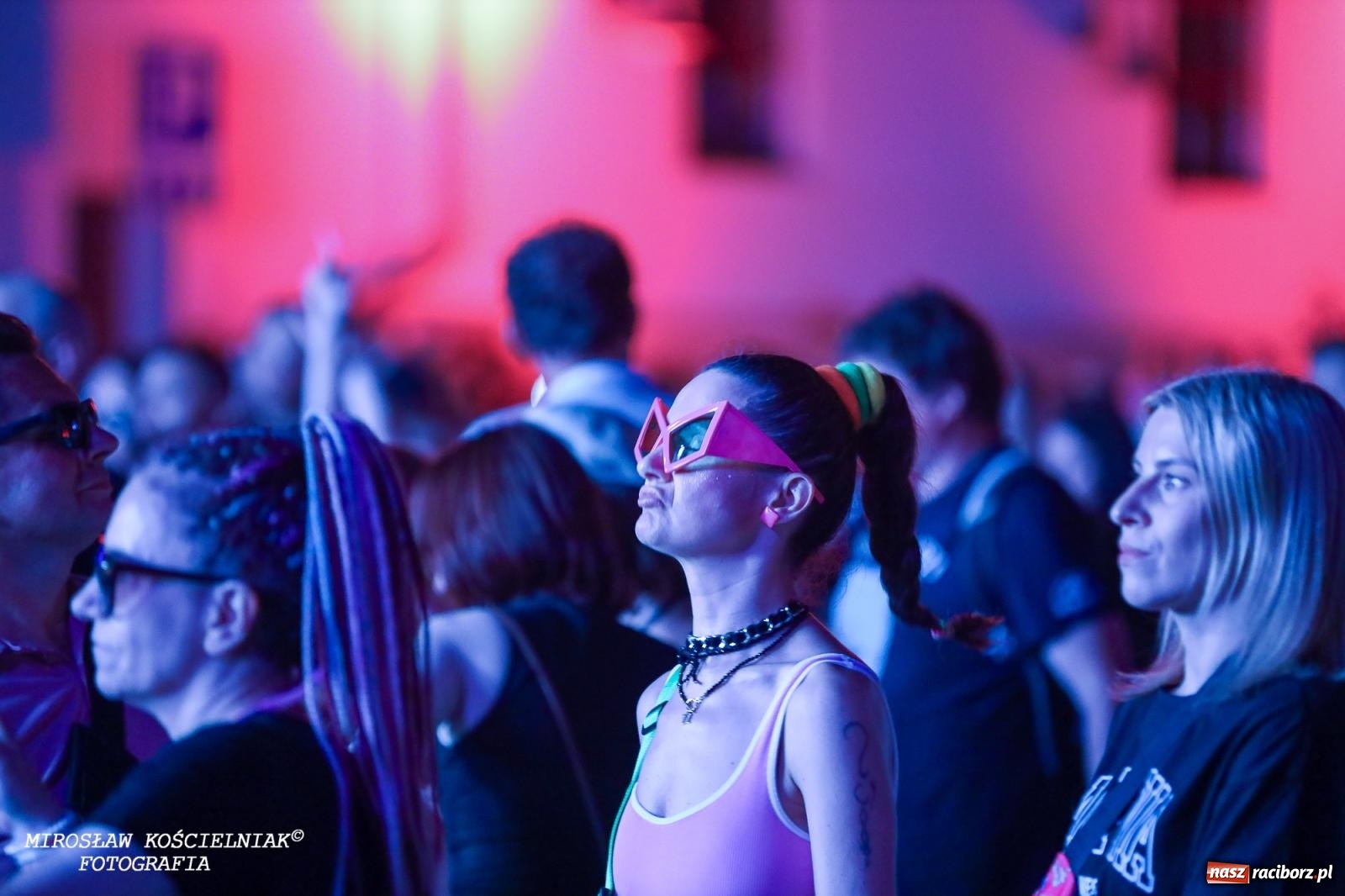 Zdjęcie w galerii na portalu naszraciborz.pl: Full Moon Festival rozświetla raciborski zamek. Elektroniczna muzyka, światła i setki uczestników wiadomości z regionu