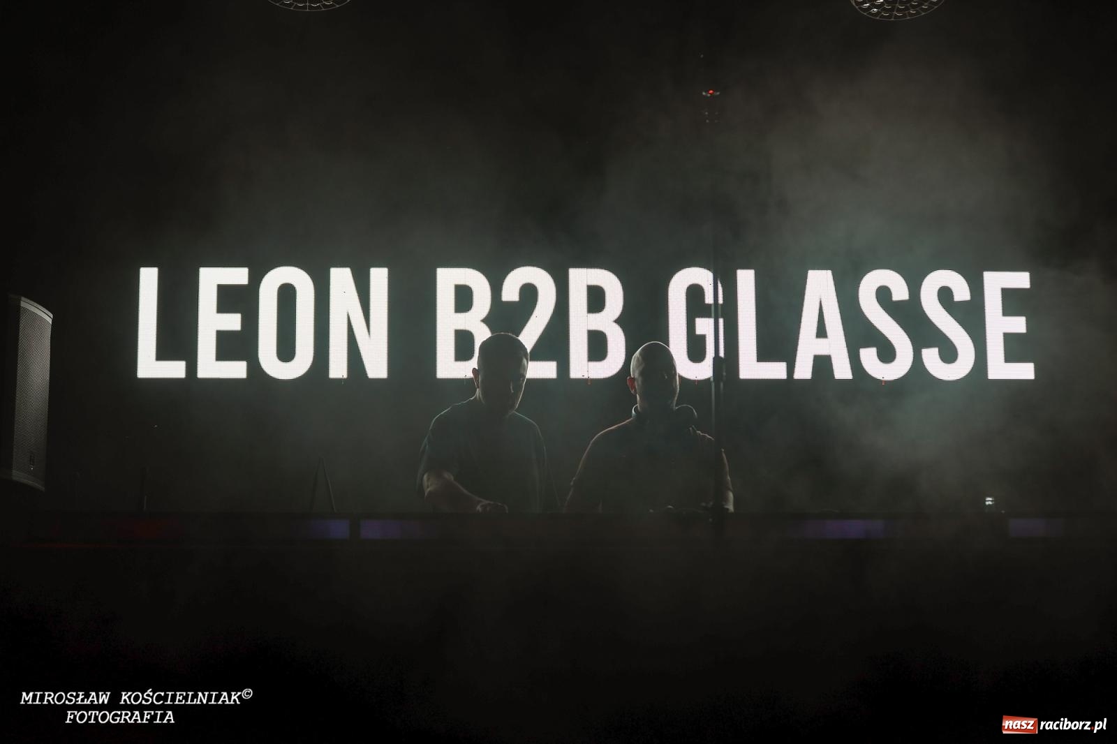 Zdjęcie w galerii na portalu naszraciborz.pl: Full Moon Festival rozświetla raciborski zamek. Elektroniczna muzyka, światła i setki uczestników wiadomości z regionu