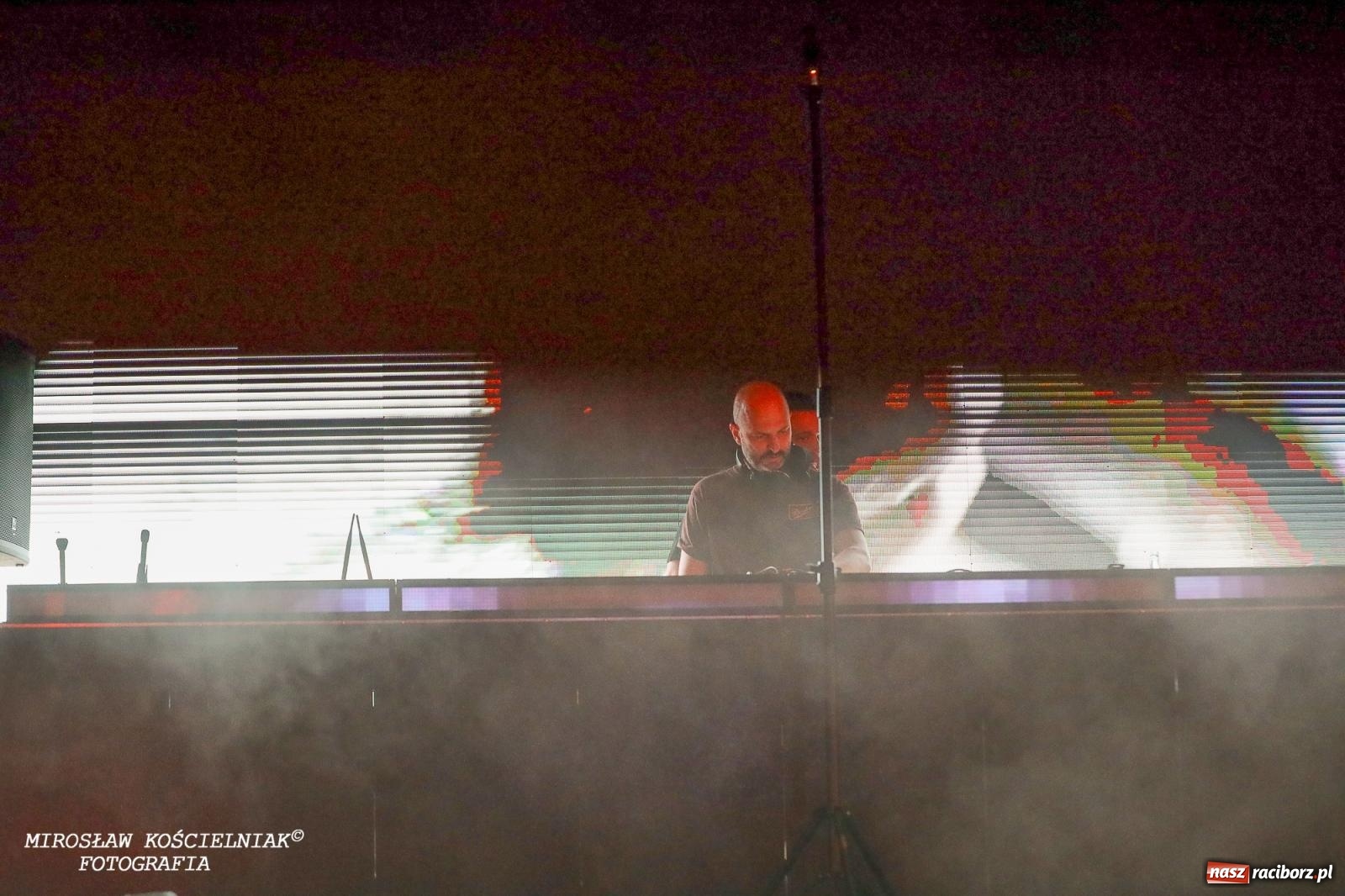 Zdjęcie w galerii na portalu naszraciborz.pl: Full Moon Festival rozświetla raciborski zamek. Elektroniczna muzyka, światła i setki uczestników wiadomości z regionu