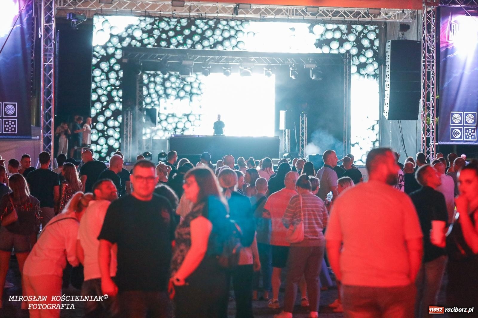 Zdjęcie w galerii na portalu naszraciborz.pl: Full Moon Festival rozświetla raciborski zamek. Elektroniczna muzyka, światła i setki uczestników wiadomości z regionu