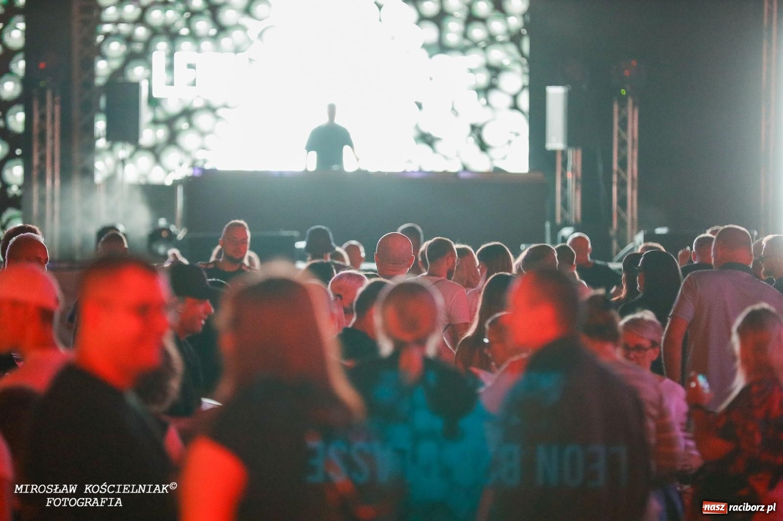 Zdjęcie w galerii na portalu naszraciborz.pl: Full Moon Festival rozświetla raciborski zamek. Elektroniczna muzyka, światła i setki uczestników wiadomości z regionu