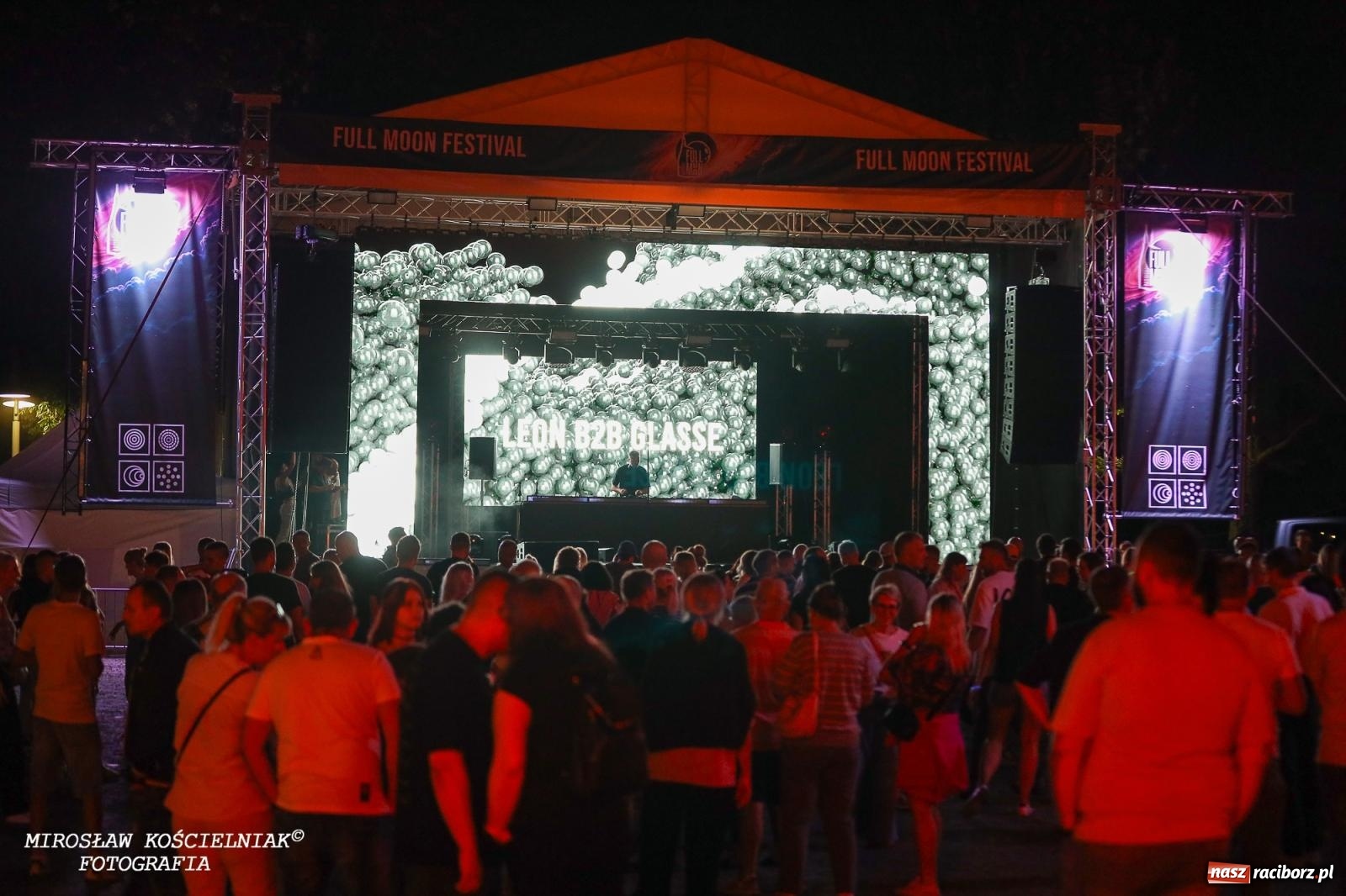 Zdjęcie w galerii na portalu naszraciborz.pl: Full Moon Festival rozświetla raciborski zamek. Elektroniczna muzyka, światła i setki uczestników wiadomości z regionu