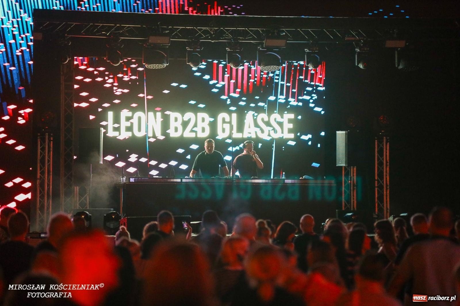 Zdjęcie w galerii na portalu naszraciborz.pl: Full Moon Festival rozświetla raciborski zamek. Elektroniczna muzyka, światła i setki uczestników wiadomości z regionu