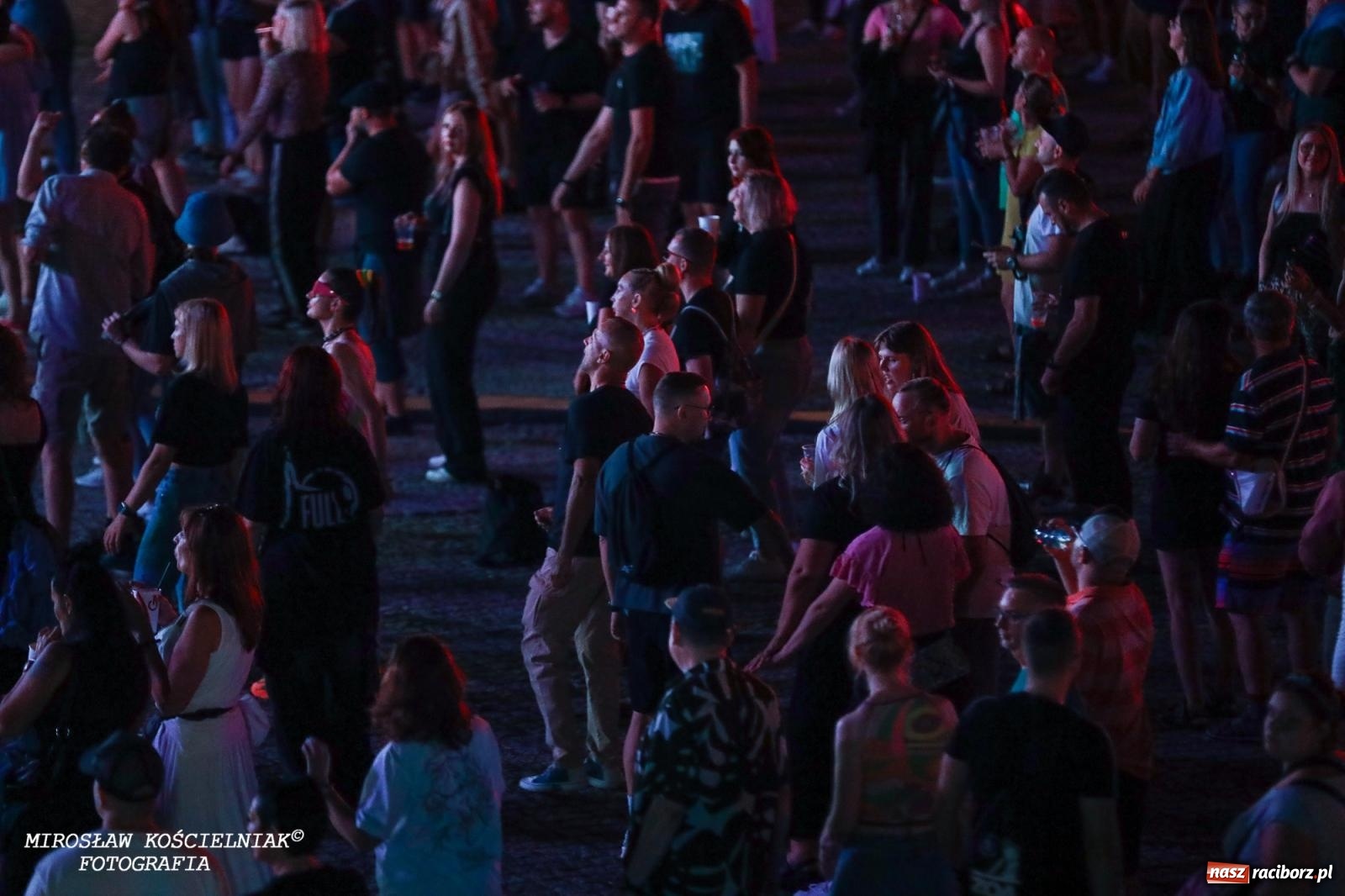 Zdjęcie w galerii na portalu naszraciborz.pl: Full Moon Festival rozświetla raciborski zamek. Elektroniczna muzyka, światła i setki uczestników wiadomości z regionu