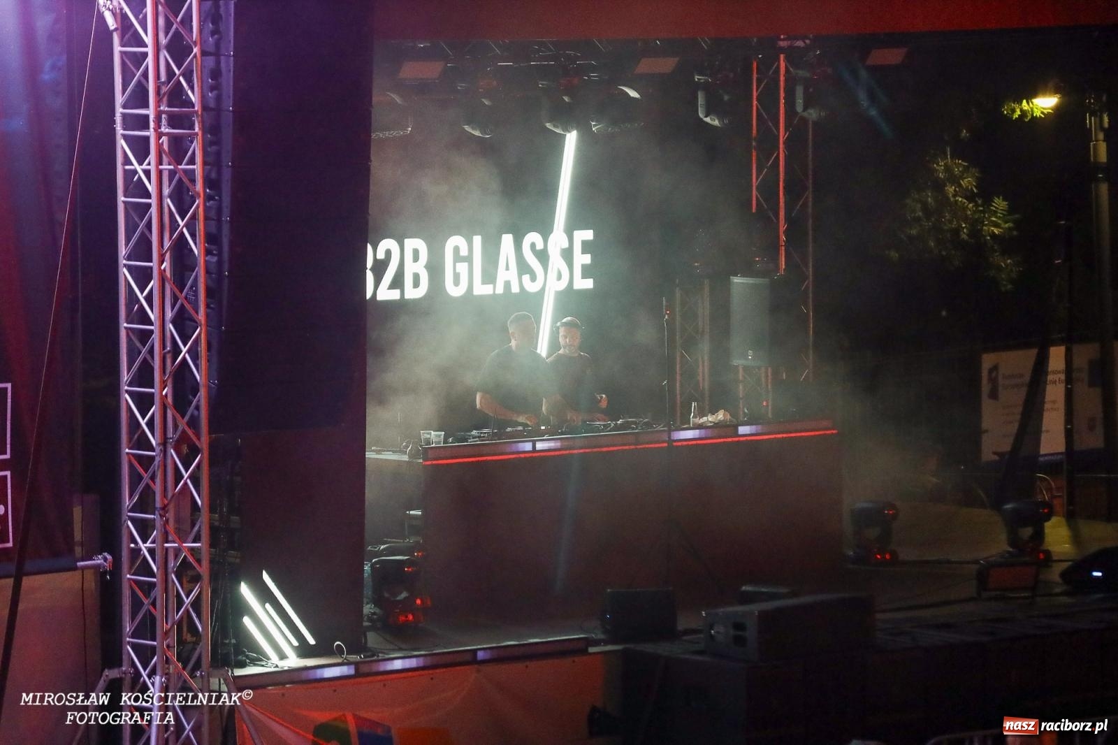 Zdjęcie w galerii na portalu naszraciborz.pl: Full Moon Festival rozświetla raciborski zamek. Elektroniczna muzyka, światła i setki uczestników wiadomości z regionu