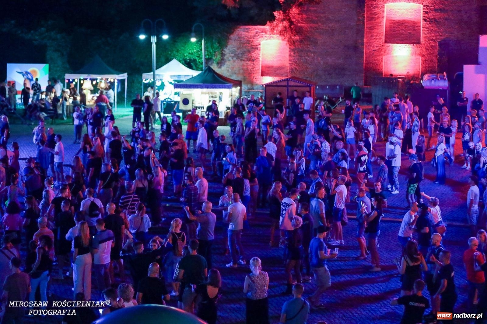 Zdjęcie w galerii na portalu naszraciborz.pl: Full Moon Festival rozświetla raciborski zamek. Elektroniczna muzyka, światła i setki uczestników wiadomości z regionu