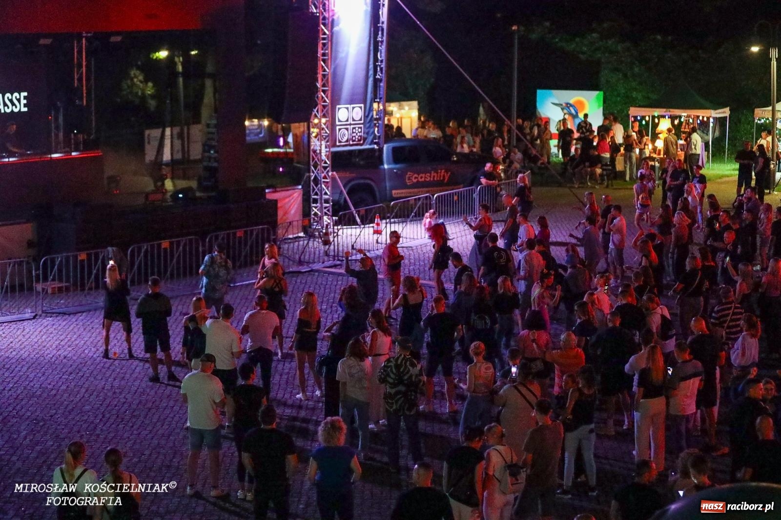 Zdjęcie w galerii na portalu naszraciborz.pl: Full Moon Festival rozświetla raciborski zamek. Elektroniczna muzyka, światła i setki uczestników wiadomości z regionu