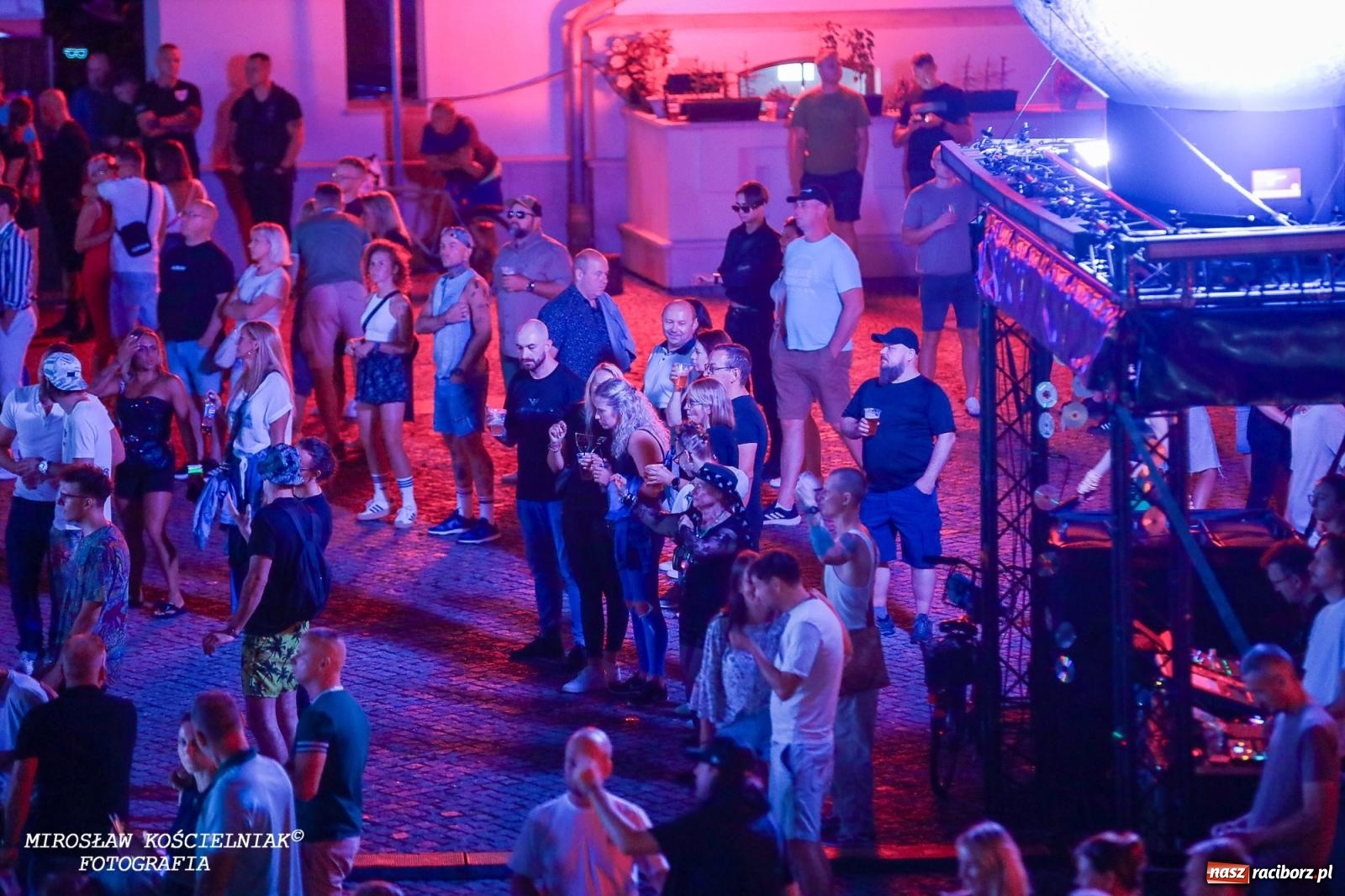 Zdjęcie w galerii na portalu naszraciborz.pl: Full Moon Festival rozświetla raciborski zamek. Elektroniczna muzyka, światła i setki uczestników wiadomości z regionu