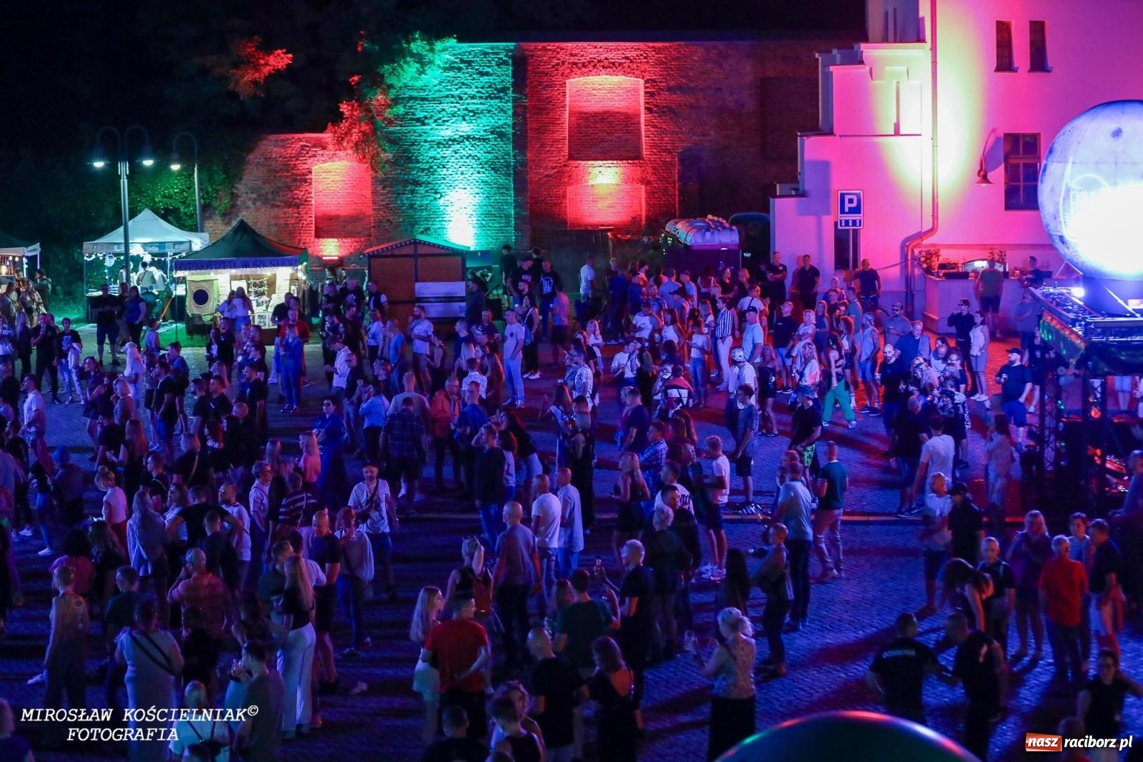 Zdjęcie w galerii na portalu naszraciborz.pl: Full Moon Festival rozświetla raciborski zamek. Elektroniczna muzyka, światła i setki uczestników wiadomości z regionu