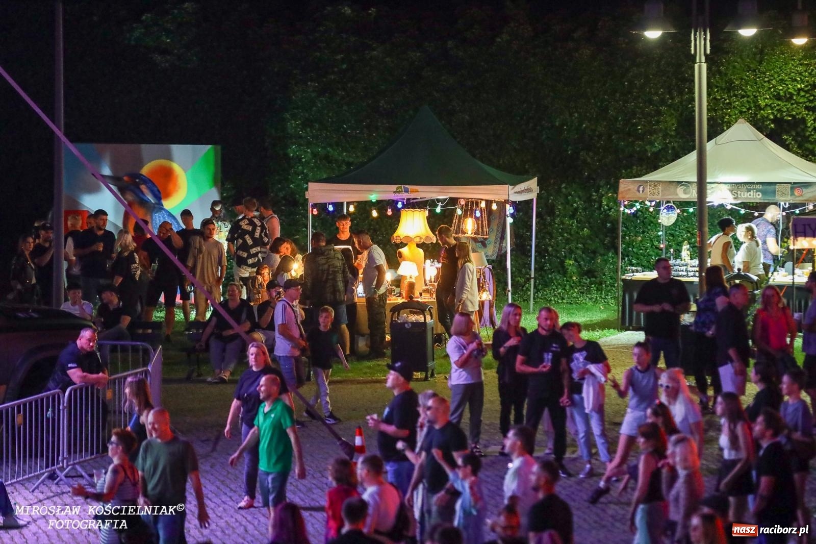 Zdjęcie w galerii na portalu naszraciborz.pl: Full Moon Festival rozświetla raciborski zamek. Elektroniczna muzyka, światła i setki uczestników wiadomości z regionu