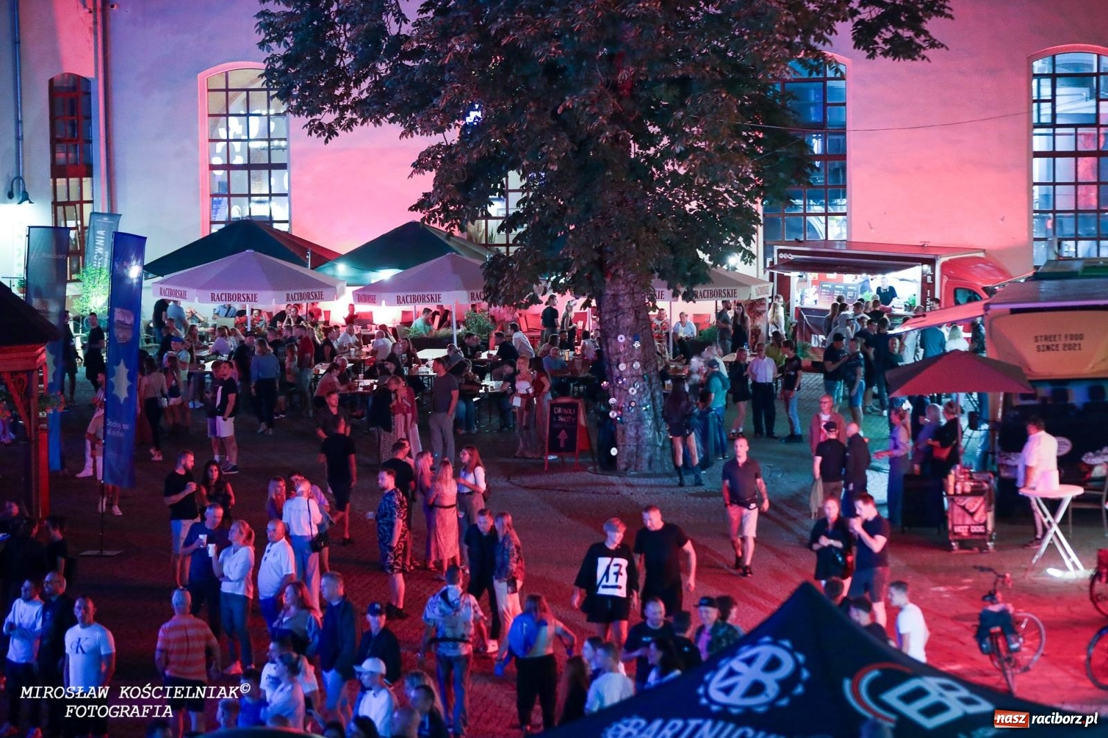 Zdjęcie w galerii na portalu naszraciborz.pl: Full Moon Festival rozświetla raciborski zamek. Elektroniczna muzyka, światła i setki uczestników wiadomości z regionu