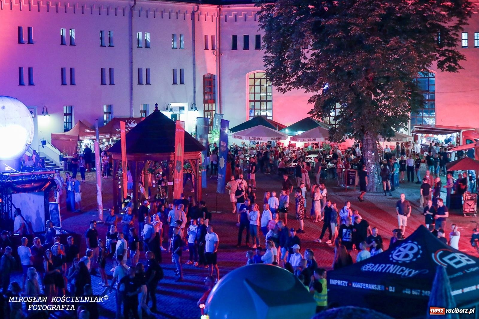 Zdjęcie w galerii na portalu naszraciborz.pl: Full Moon Festival rozświetla raciborski zamek. Elektroniczna muzyka, światła i setki uczestników wiadomości z regionu