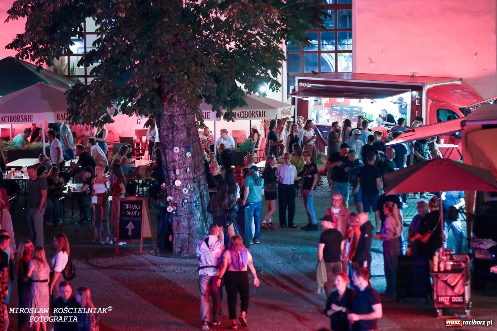 Zdjęcie w galerii na portalu naszraciborz.pl: Full Moon Festival rozświetla raciborski zamek. Elektroniczna muzyka, światła i setki uczestników wiadomości z regionu