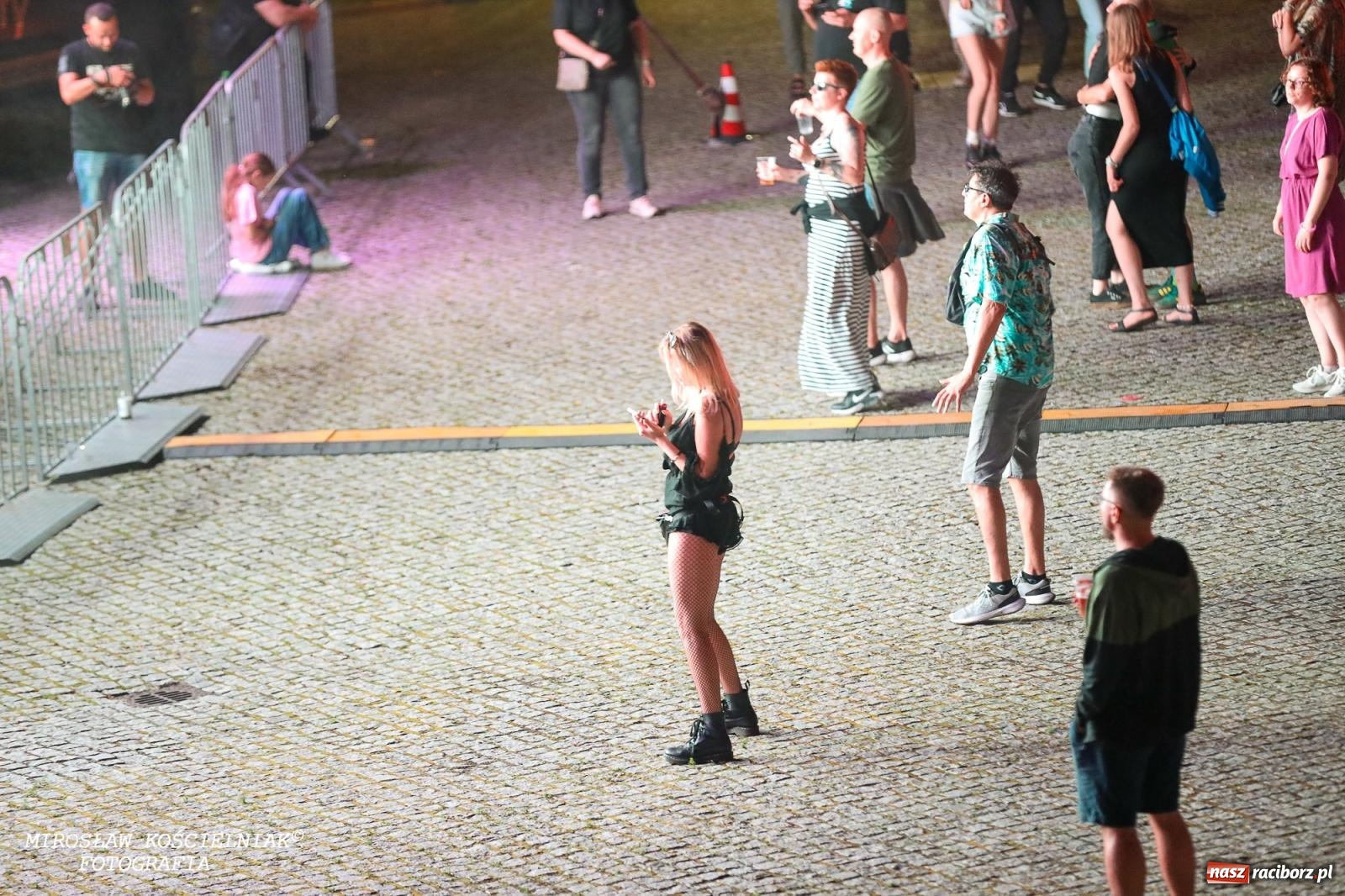 Zdjęcie w galerii na portalu naszraciborz.pl: Full Moon Festival rozświetla raciborski zamek. Elektroniczna muzyka, światła i setki uczestników wiadomości z regionu