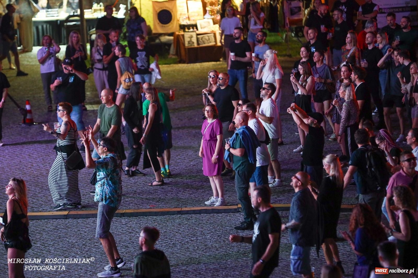 Zdjęcie w galerii na portalu naszraciborz.pl: Full Moon Festival rozświetla raciborski zamek. Elektroniczna muzyka, światła i setki uczestników wiadomości z regionu