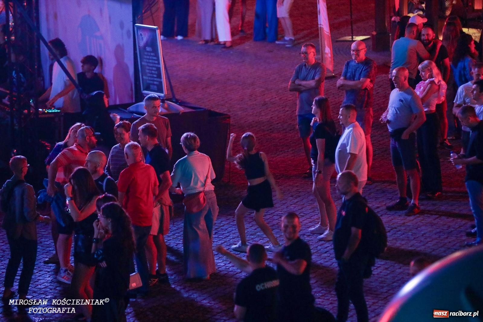 Zdjęcie w galerii na portalu naszraciborz.pl: Full Moon Festival rozświetla raciborski zamek. Elektroniczna muzyka, światła i setki uczestników wiadomości z regionu