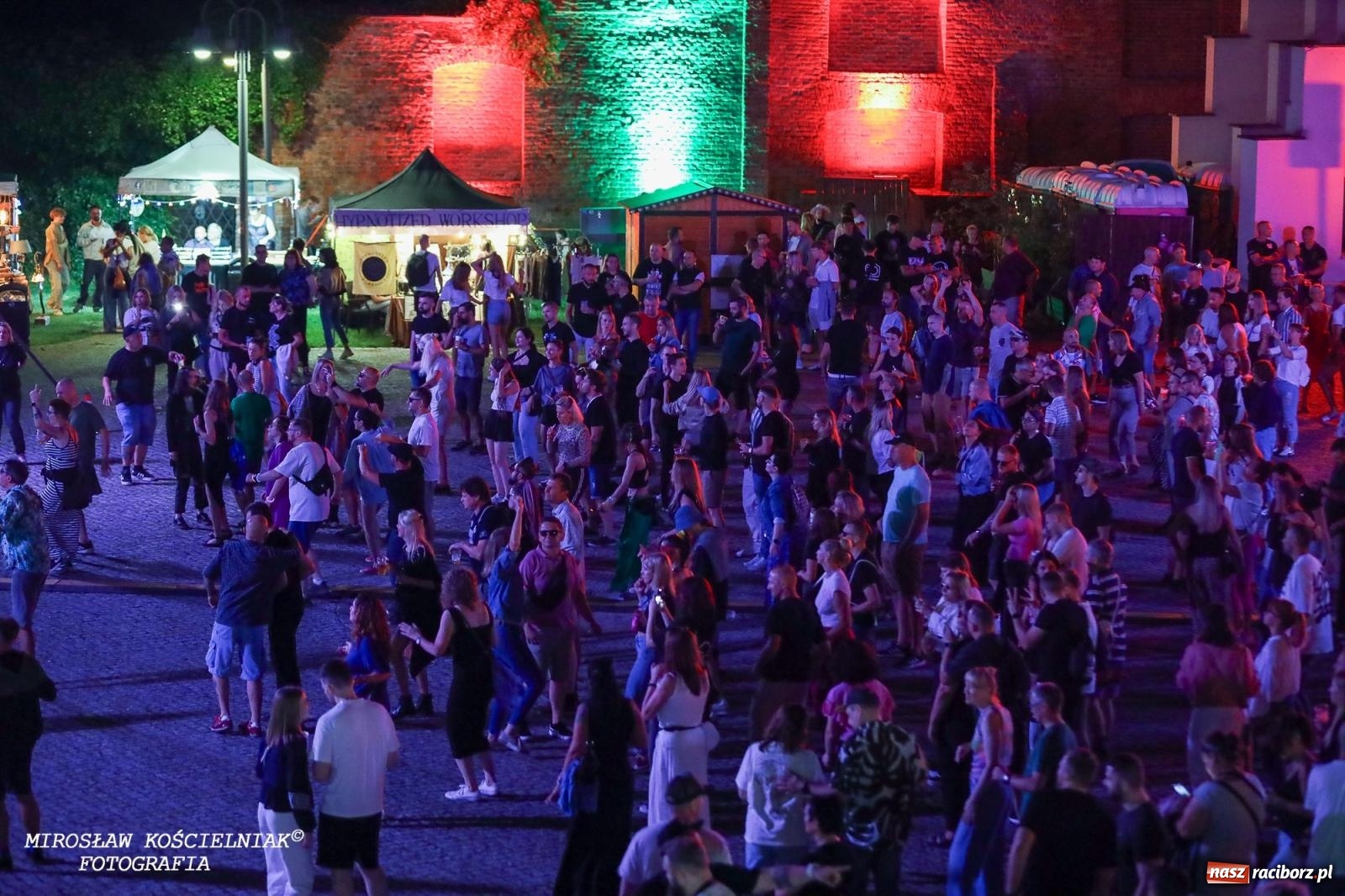 Zdjęcie w galerii na portalu naszraciborz.pl: Full Moon Festival rozświetla raciborski zamek. Elektroniczna muzyka, światła i setki uczestników wiadomości z regionu