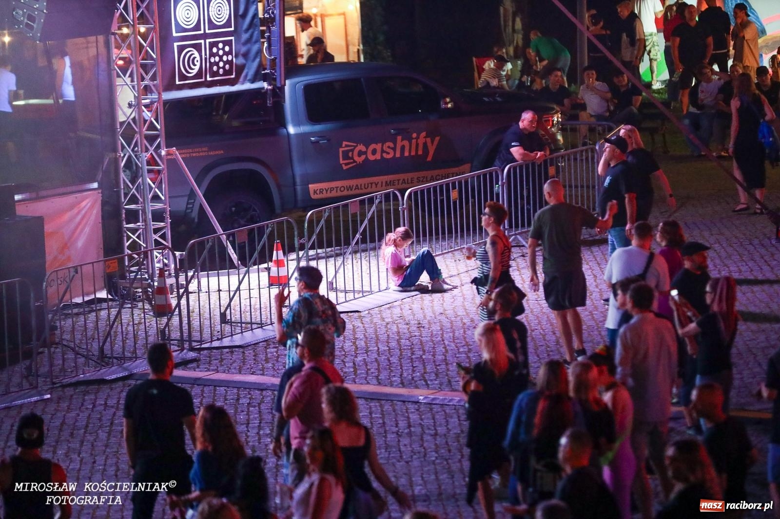 Zdjęcie w galerii na portalu naszraciborz.pl: Full Moon Festival rozświetla raciborski zamek. Elektroniczna muzyka, światła i setki uczestników wiadomości z regionu