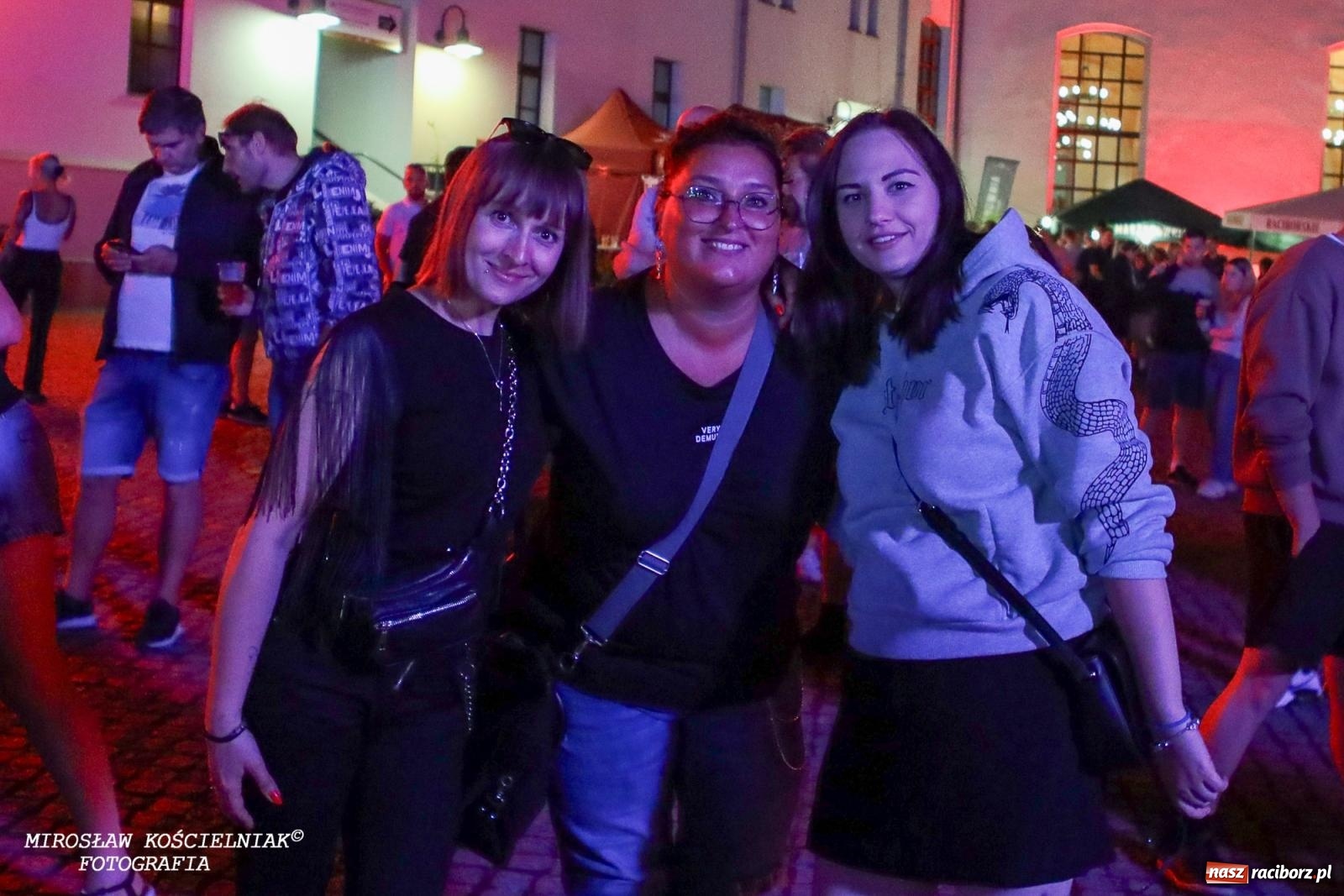 Zdjęcie w galerii na portalu naszraciborz.pl: Full Moon Festival rozświetla raciborski zamek. Elektroniczna muzyka, światła i setki uczestników wiadomości z regionu