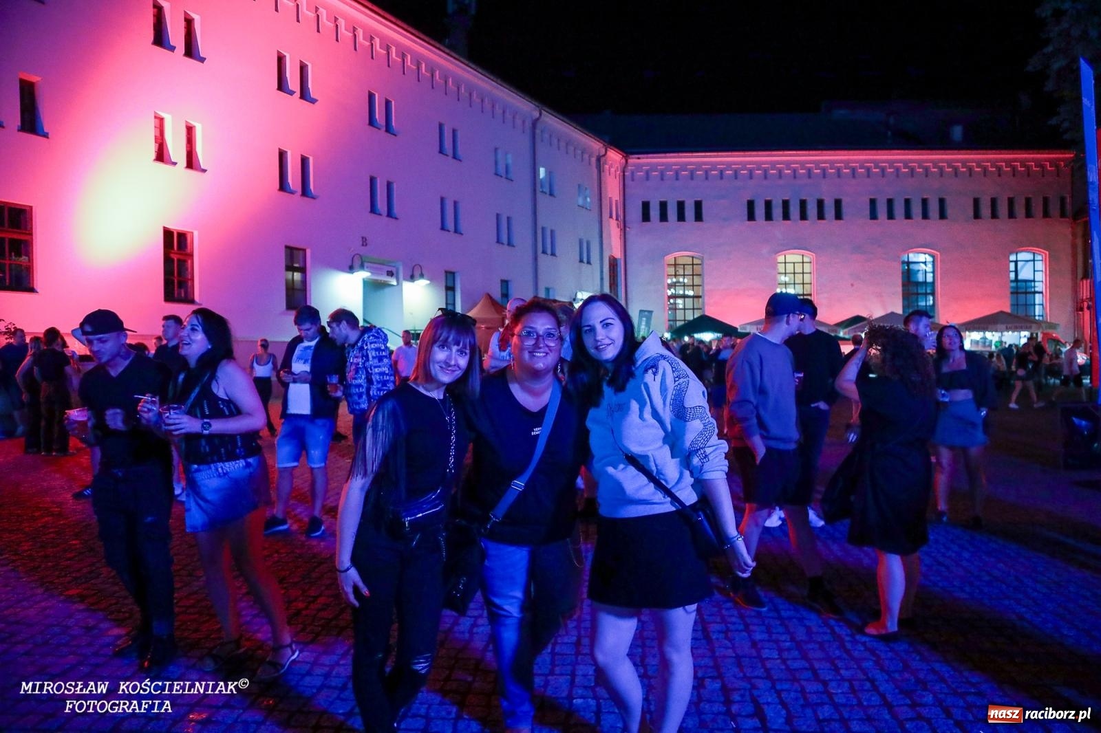 Zdjęcie w galerii na portalu naszraciborz.pl: Full Moon Festival rozświetla raciborski zamek. Elektroniczna muzyka, światła i setki uczestników wiadomości z regionu