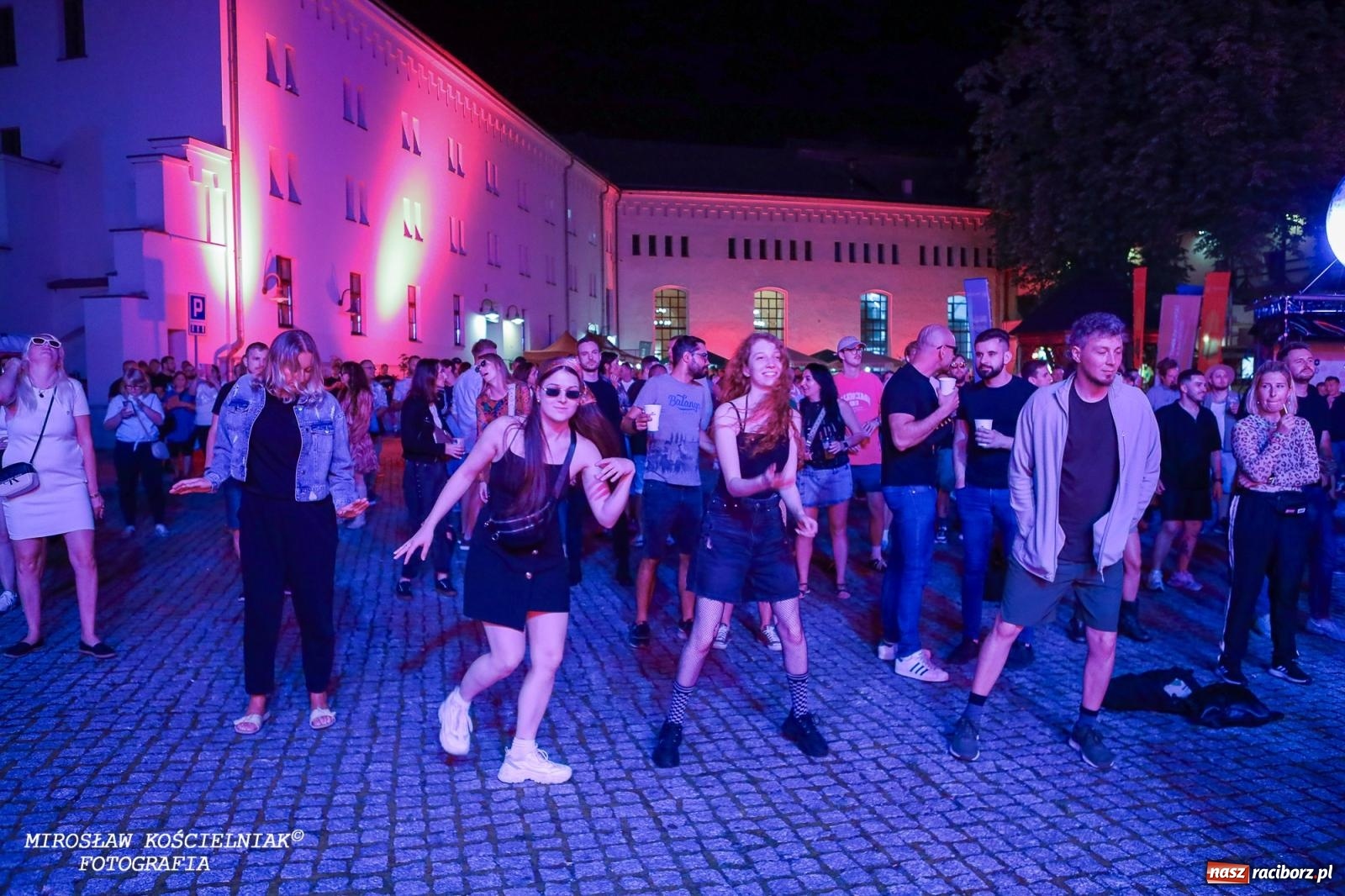 Zdjęcie w galerii na portalu naszraciborz.pl: Full Moon Festival rozświetla raciborski zamek. Elektroniczna muzyka, światła i setki uczestników wiadomości z regionu