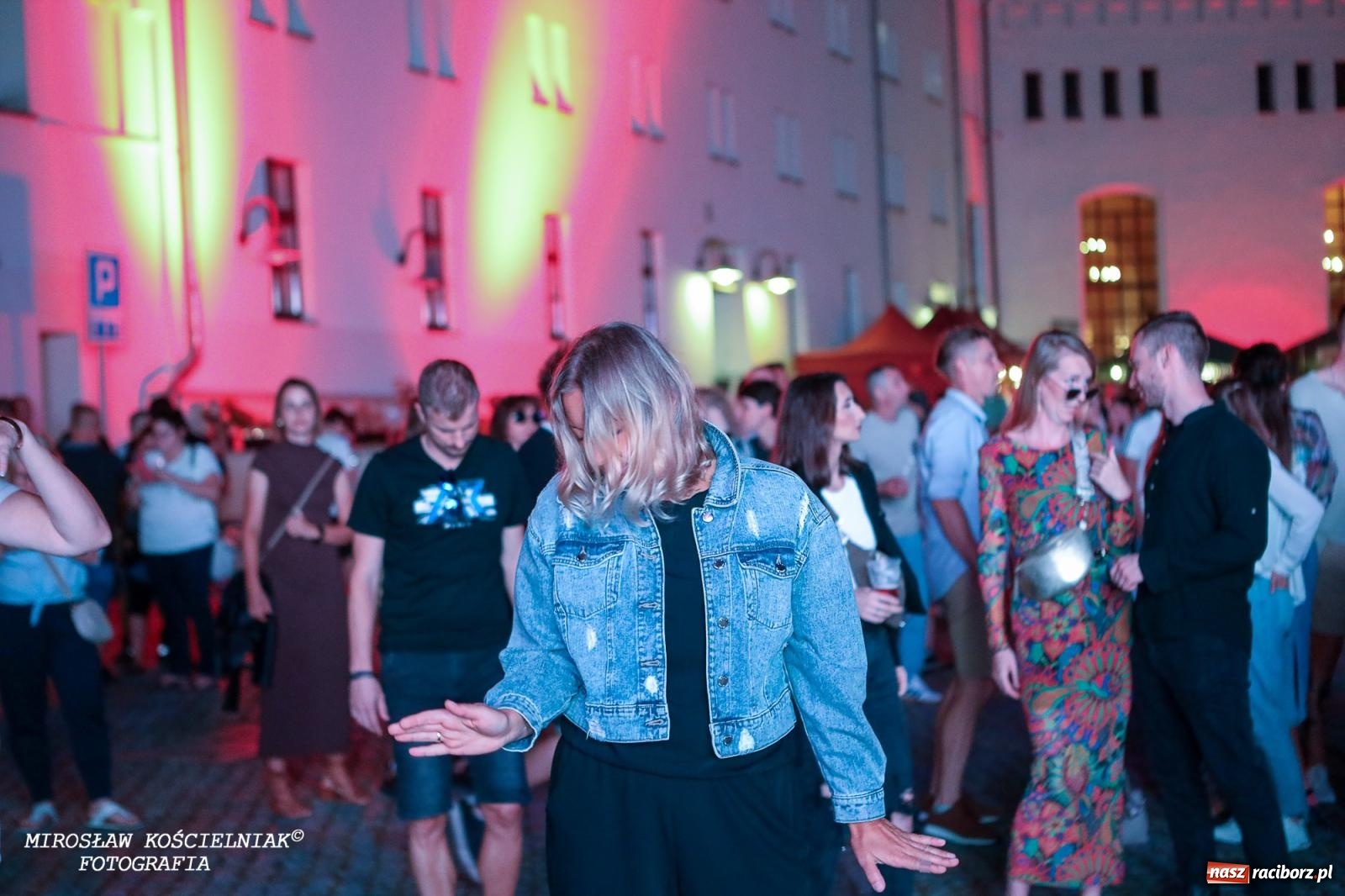 Zdjęcie w galerii na portalu naszraciborz.pl: Full Moon Festival rozświetla raciborski zamek. Elektroniczna muzyka, światła i setki uczestników wiadomości z regionu