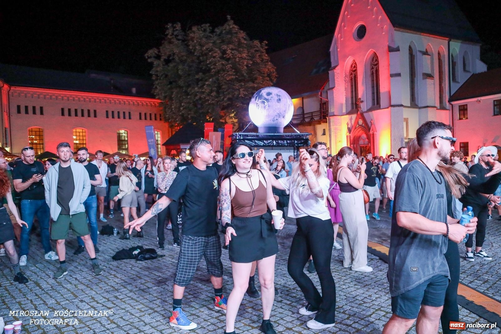 Zdjęcie w galerii na portalu naszraciborz.pl: Full Moon Festival rozświetla raciborski zamek. Elektroniczna muzyka, światła i setki uczestników wiadomości z regionu