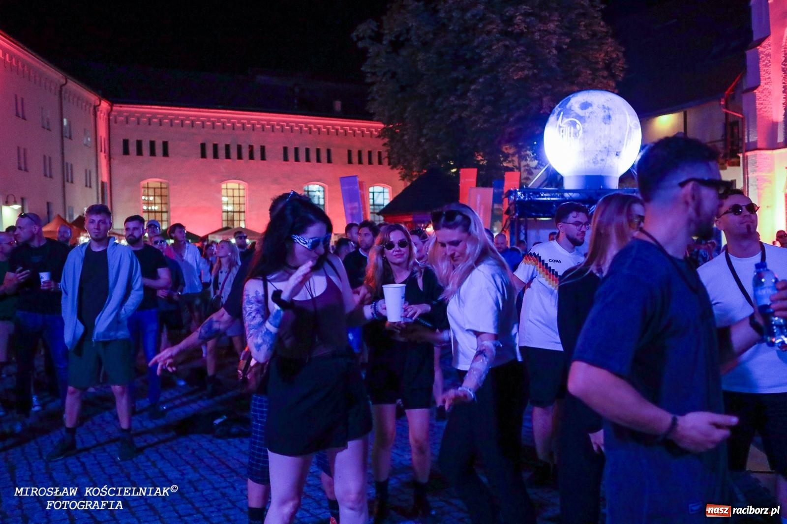 Zdjęcie w galerii na portalu naszraciborz.pl: Full Moon Festival rozświetla raciborski zamek. Elektroniczna muzyka, światła i setki uczestników wiadomości z regionu