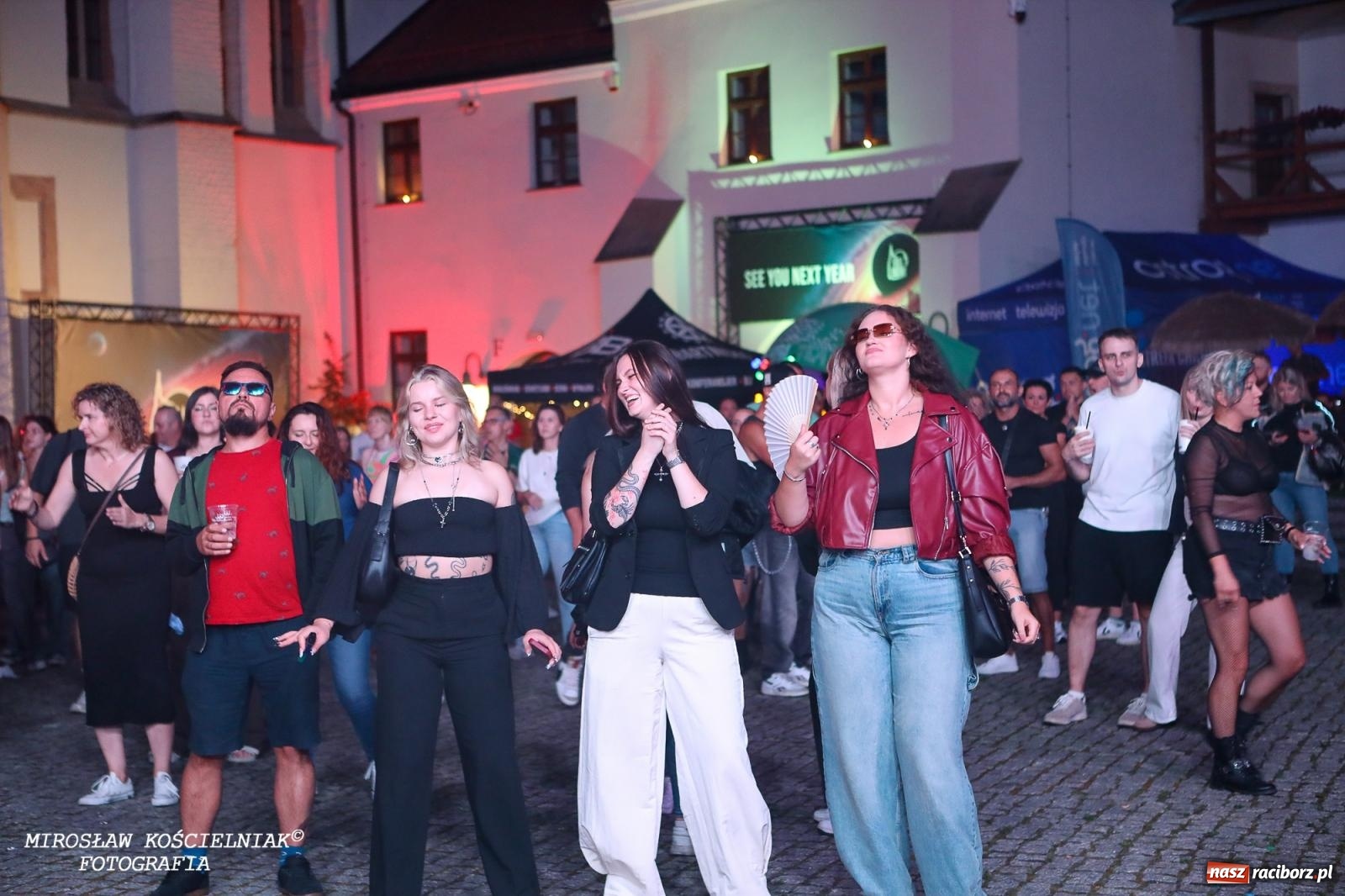 Zdjęcie w galerii na portalu naszraciborz.pl: Full Moon Festival rozświetla raciborski zamek. Elektroniczna muzyka, światła i setki uczestników wiadomości z regionu