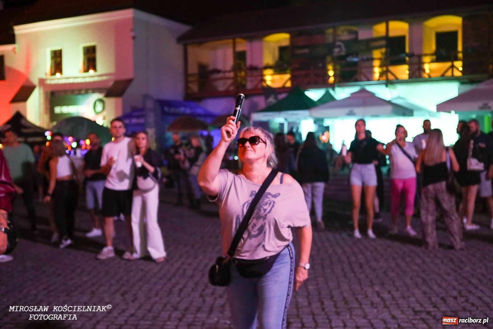 Zdjęcie w galerii na portalu naszraciborz.pl: Full Moon Festival rozświetla raciborski zamek. Elektroniczna muzyka, światła i setki uczestników wiadomości z regionu