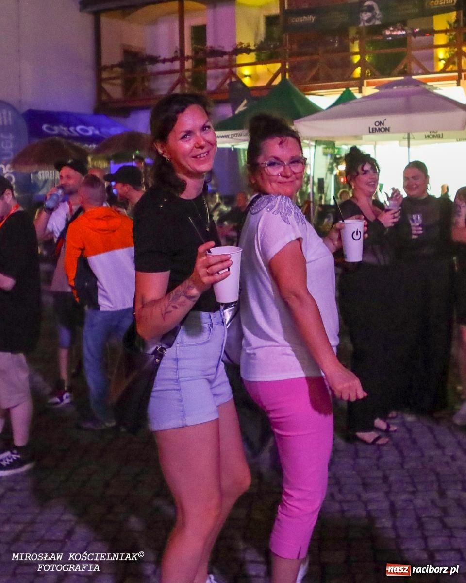 Zdjęcie w galerii na portalu naszraciborz.pl: Full Moon Festival rozświetla raciborski zamek. Elektroniczna muzyka, światła i setki uczestników wiadomości z regionu