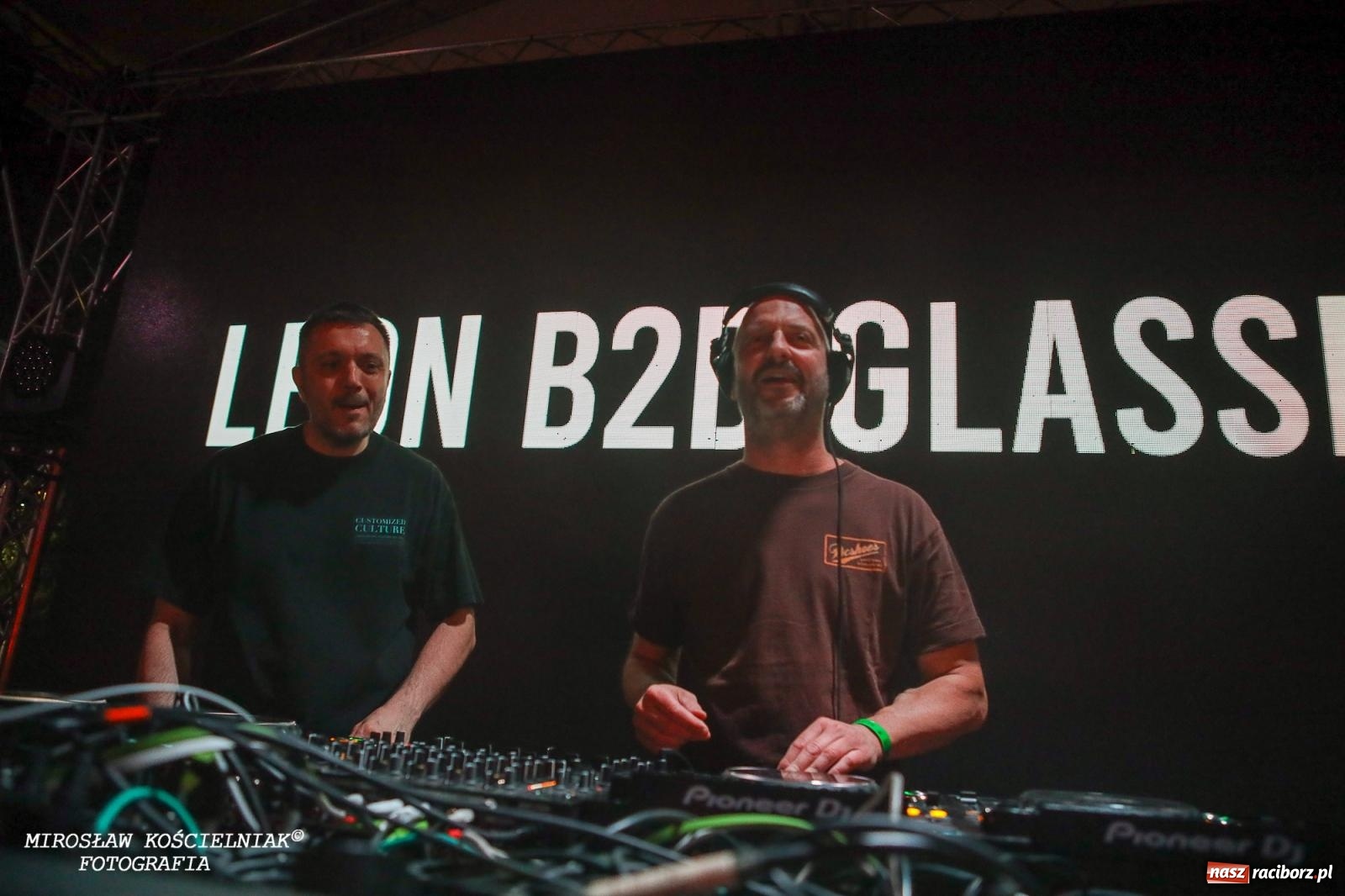 Zdjęcie w galerii na portalu naszraciborz.pl: Full Moon Festival rozświetla raciborski zamek. Elektroniczna muzyka, światła i setki uczestników wiadomości z regionu