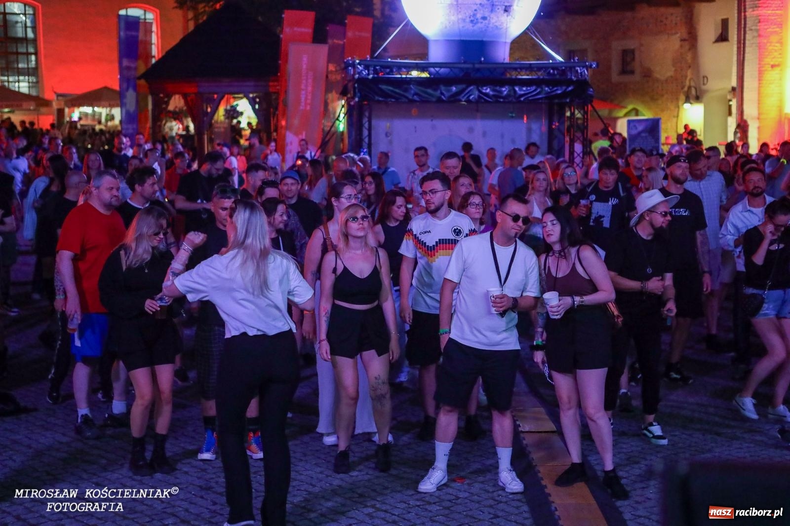 Zdjęcie w galerii na portalu naszraciborz.pl: Full Moon Festival rozświetla raciborski zamek. Elektroniczna muzyka, światła i setki uczestników wiadomości z regionu