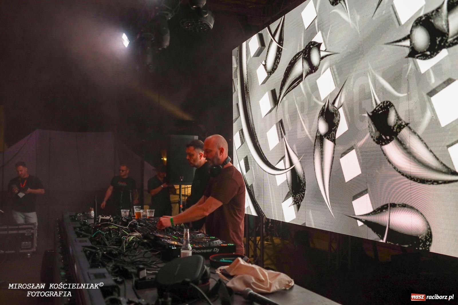 Zdjęcie w galerii na portalu naszraciborz.pl: Full Moon Festival rozświetla raciborski zamek. Elektroniczna muzyka, światła i setki uczestników wiadomości z regionu