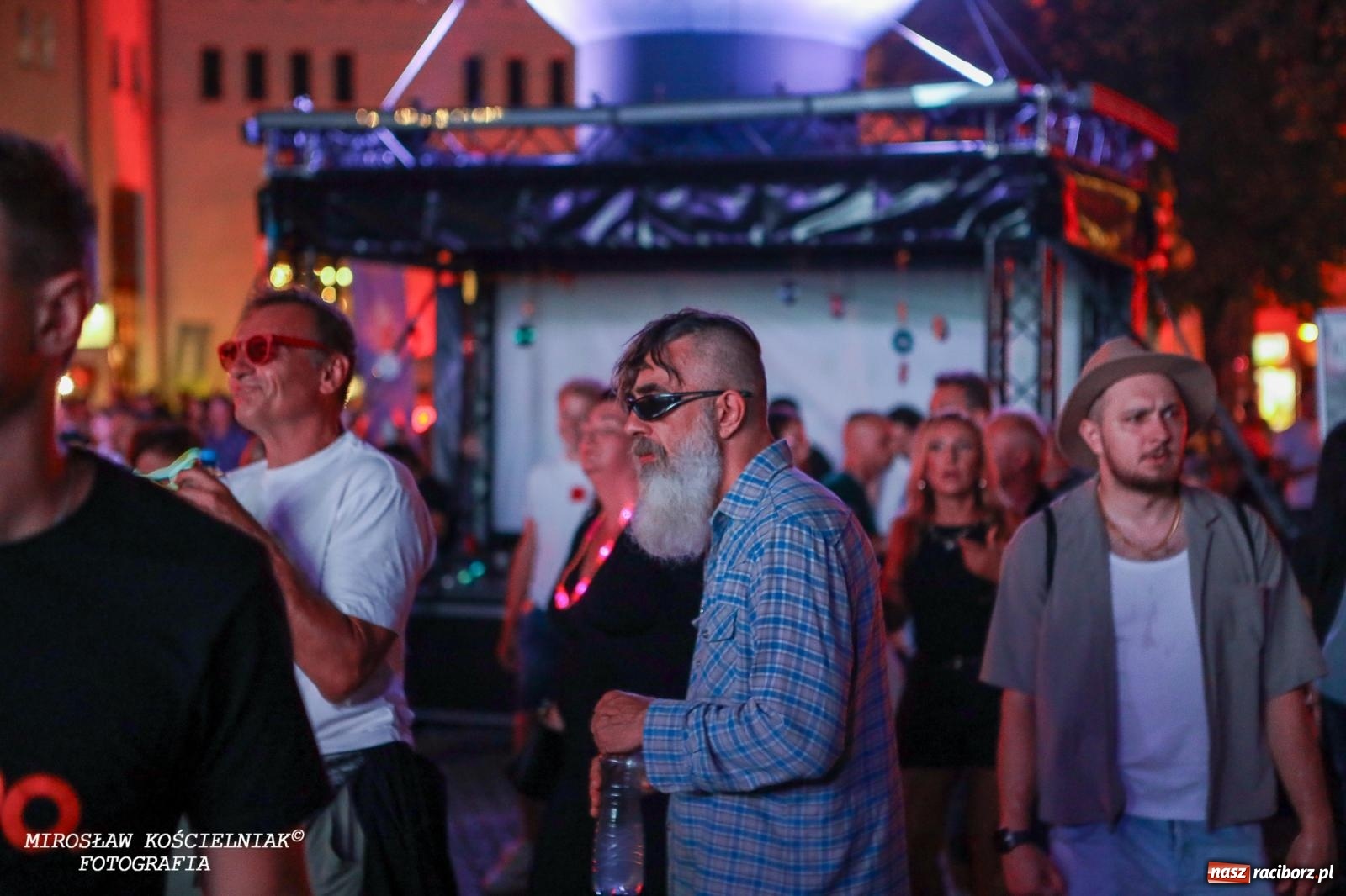 Zdjęcie w galerii na portalu naszraciborz.pl: Full Moon Festival rozświetla raciborski zamek. Elektroniczna muzyka, światła i setki uczestników wiadomości z regionu