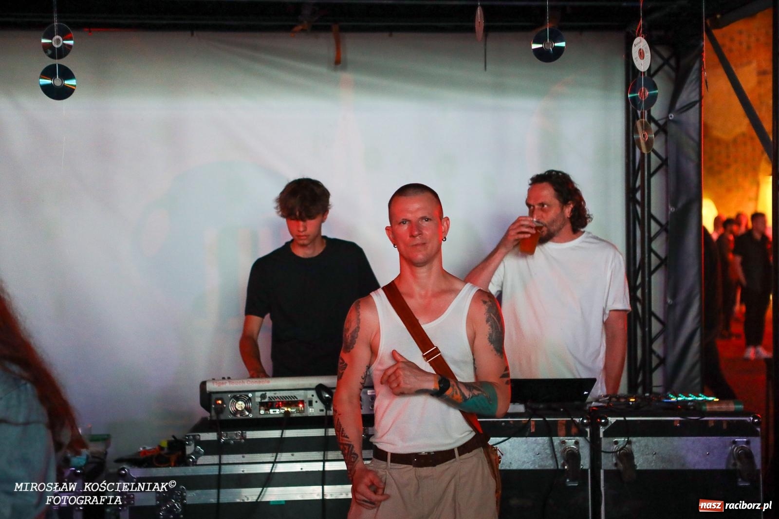 Zdjęcie w galerii na portalu naszraciborz.pl: Full Moon Festival rozświetla raciborski zamek. Elektroniczna muzyka, światła i setki uczestników wiadomości z regionu