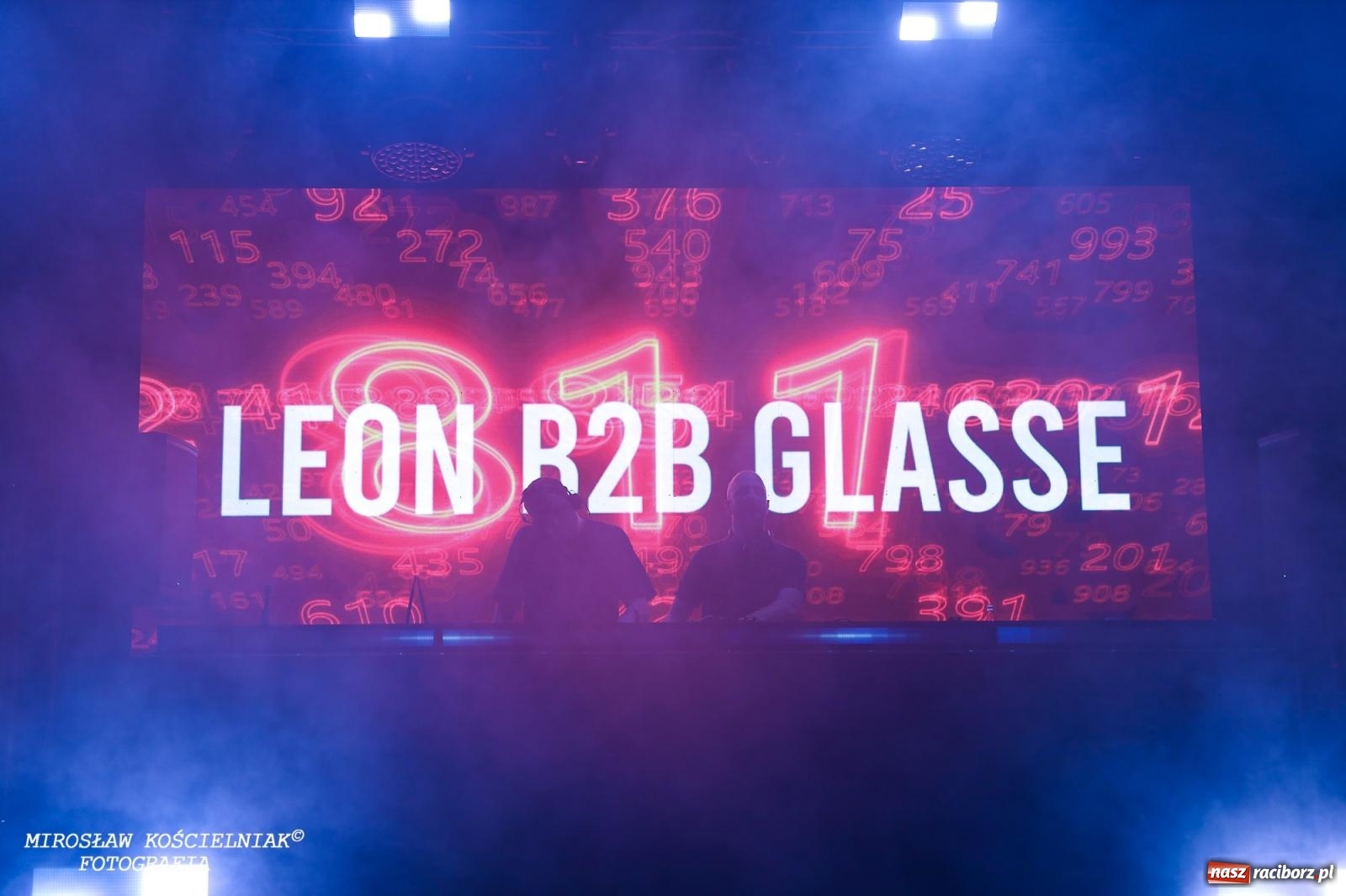 Zdjęcie w galerii na portalu naszraciborz.pl: Full Moon Festival rozświetla raciborski zamek. Elektroniczna muzyka, światła i setki uczestników wiadomości z regionu