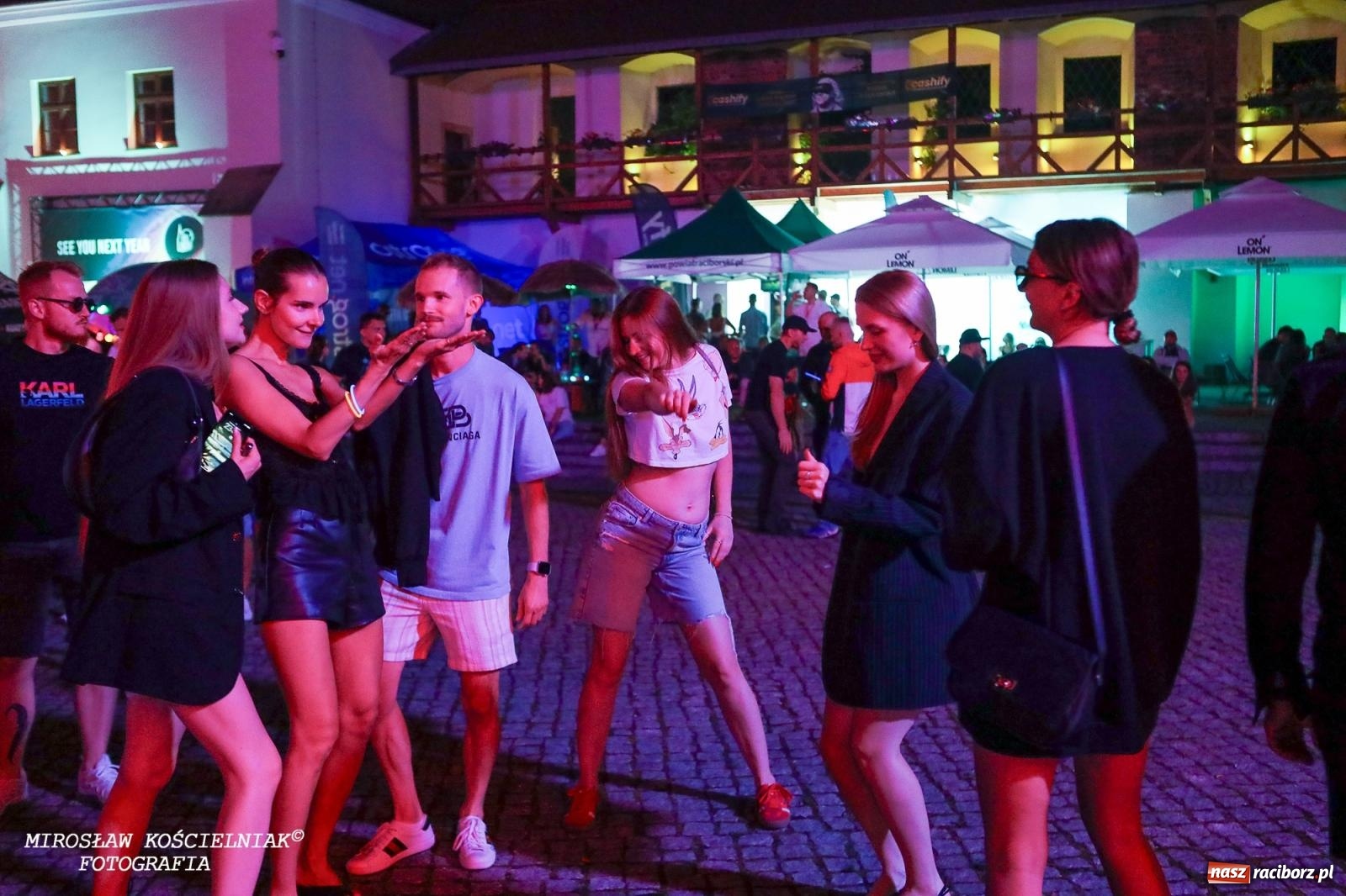 Zdjęcie w galerii na portalu naszraciborz.pl: Full Moon Festival rozświetla raciborski zamek. Elektroniczna muzyka, światła i setki uczestników wiadomości z regionu