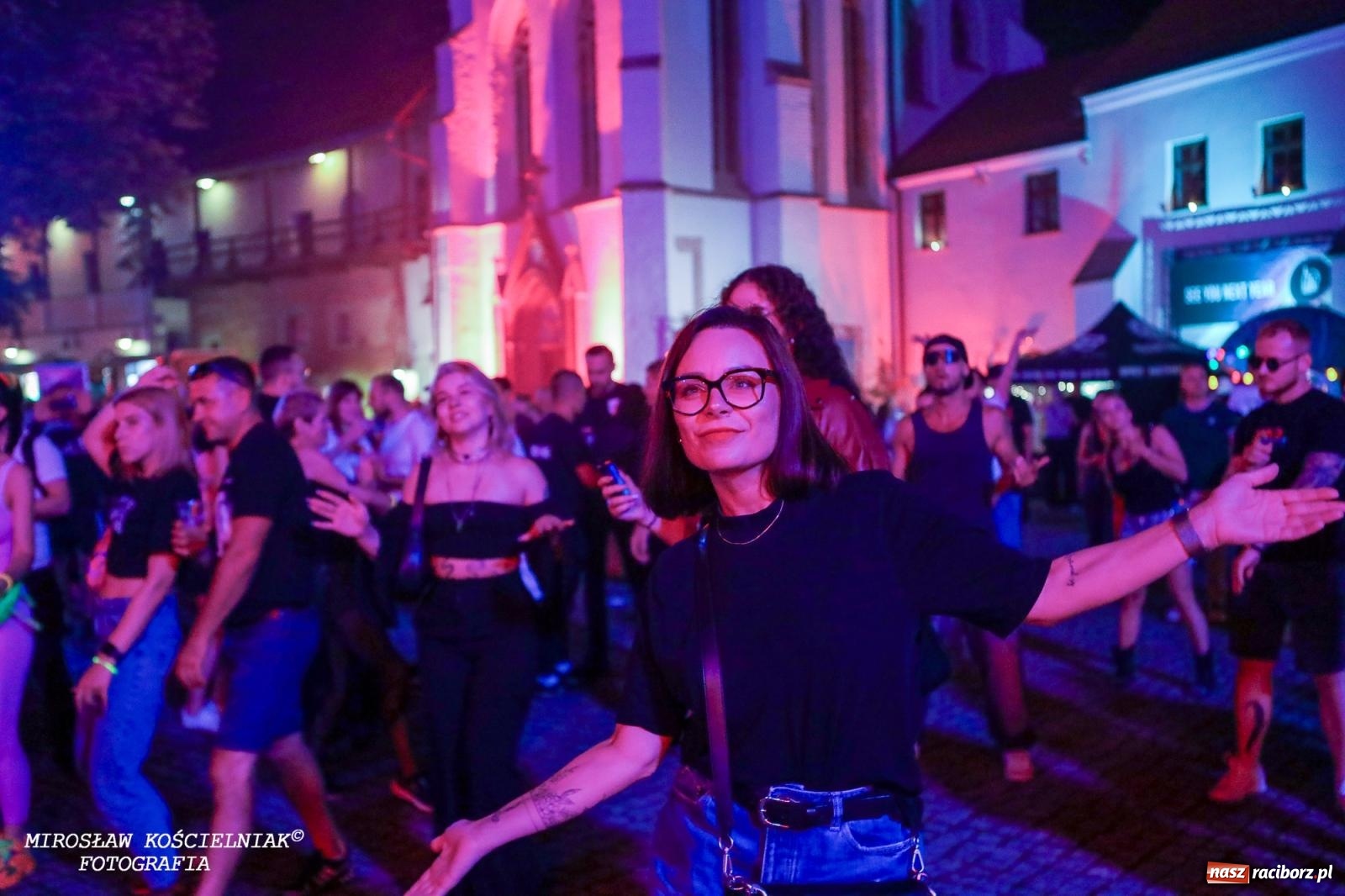 Zdjęcie w galerii na portalu naszraciborz.pl: Full Moon Festival rozświetla raciborski zamek. Elektroniczna muzyka, światła i setki uczestników wiadomości z regionu