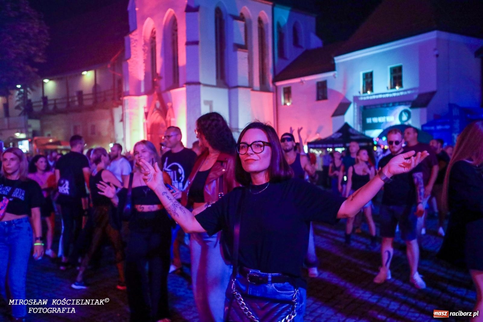 Zdjęcie w galerii na portalu naszraciborz.pl: Full Moon Festival rozświetla raciborski zamek. Elektroniczna muzyka, światła i setki uczestników wiadomości z regionu