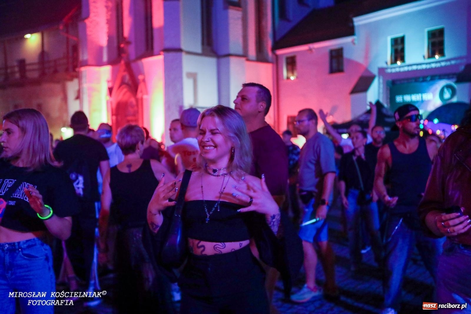 Zdjęcie w galerii na portalu naszraciborz.pl: Full Moon Festival rozświetla raciborski zamek. Elektroniczna muzyka, światła i setki uczestników wiadomości z regionu