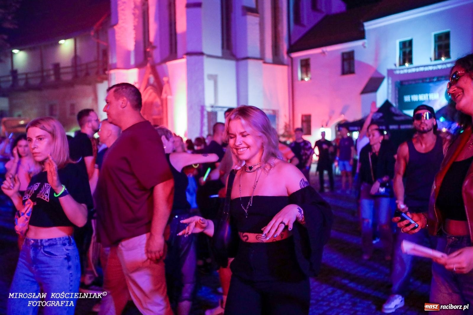 Zdjęcie w galerii na portalu naszraciborz.pl: Full Moon Festival rozświetla raciborski zamek. Elektroniczna muzyka, światła i setki uczestników wiadomości z regionu