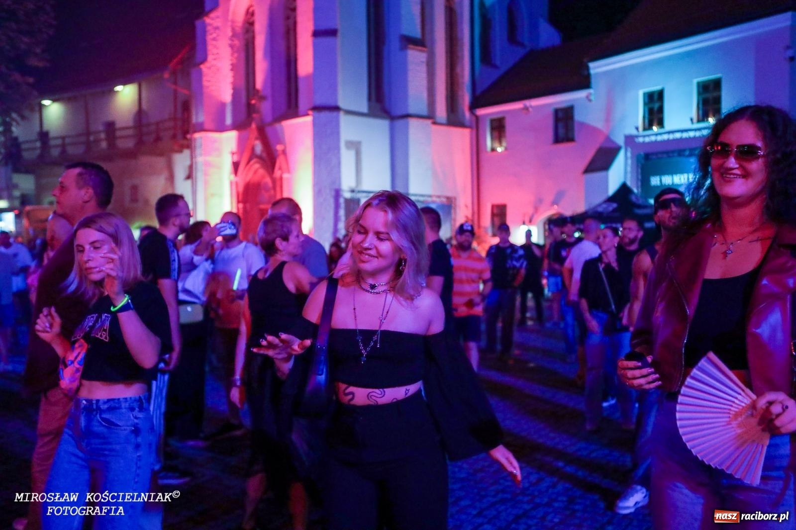 Zdjęcie w galerii na portalu naszraciborz.pl: Full Moon Festival rozświetla raciborski zamek. Elektroniczna muzyka, światła i setki uczestników wiadomości z regionu