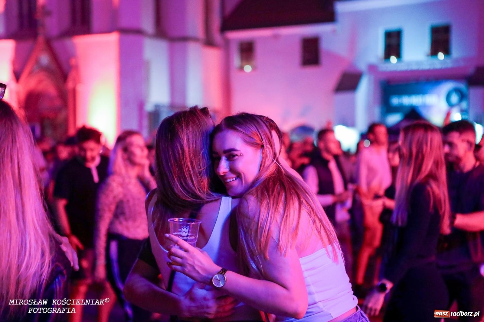 Zdjęcie w galerii na portalu naszraciborz.pl: Full Moon Festival rozświetla raciborski zamek. Elektroniczna muzyka, światła i setki uczestników wiadomości z regionu