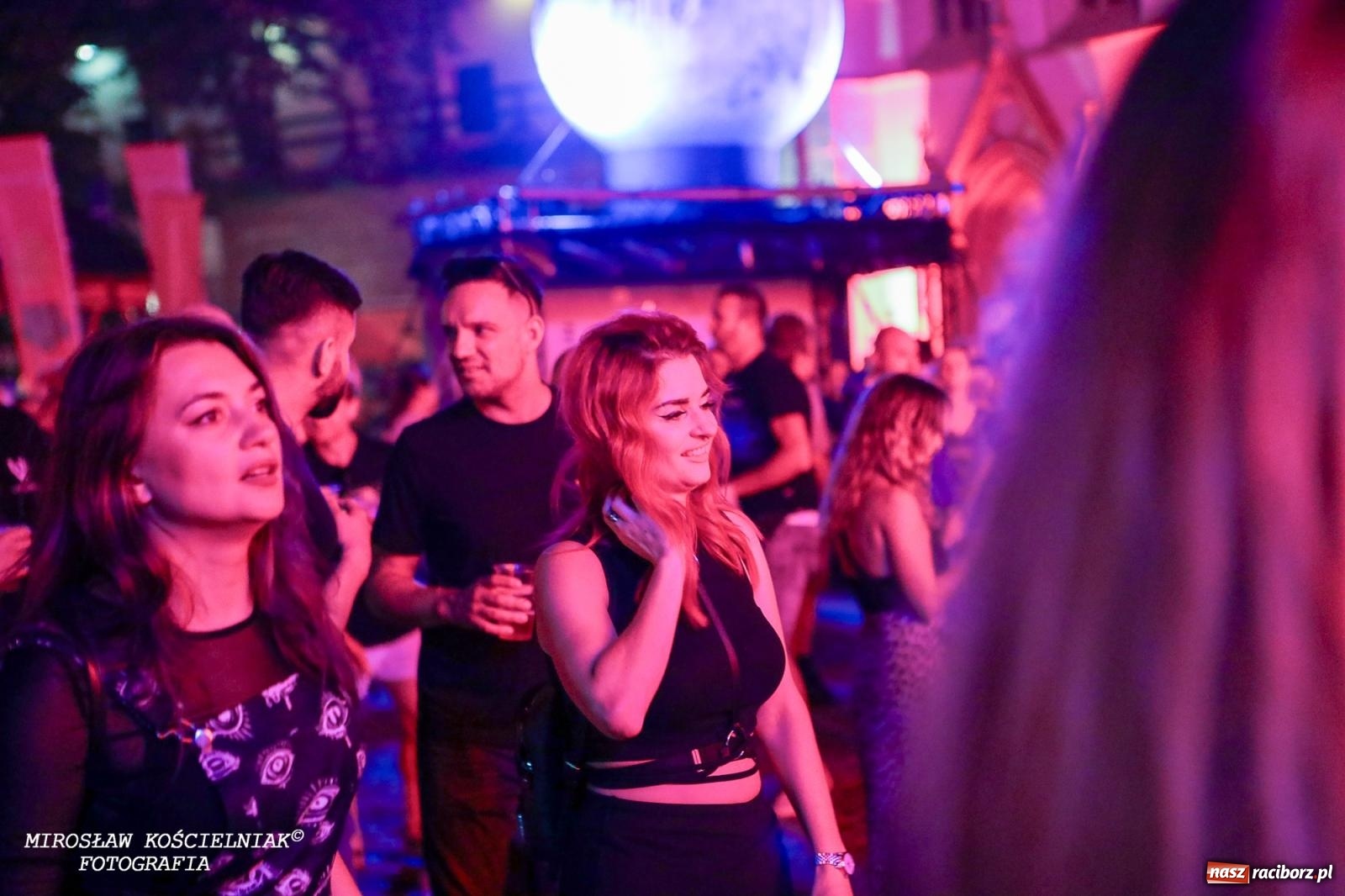 Zdjęcie w galerii na portalu naszraciborz.pl: Full Moon Festival rozświetla raciborski zamek. Elektroniczna muzyka, światła i setki uczestników wiadomości z regionu