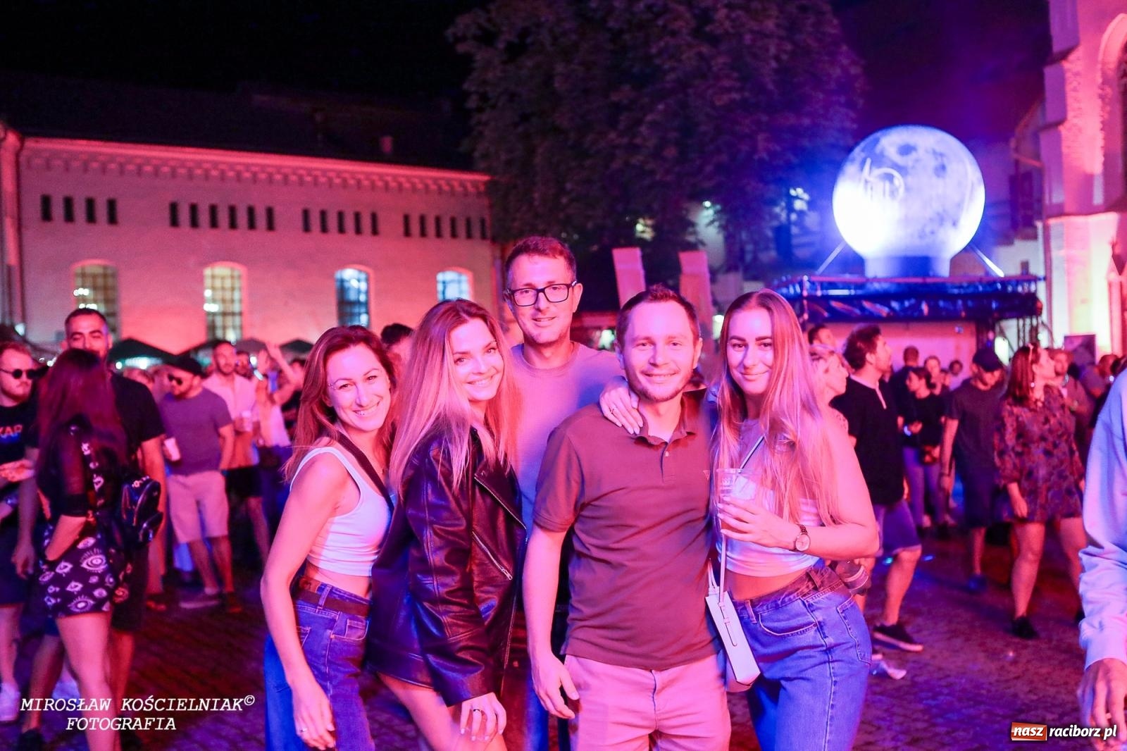 Zdjęcie w galerii na portalu naszraciborz.pl: Full Moon Festival rozświetla raciborski zamek. Elektroniczna muzyka, światła i setki uczestników wiadomości z regionu