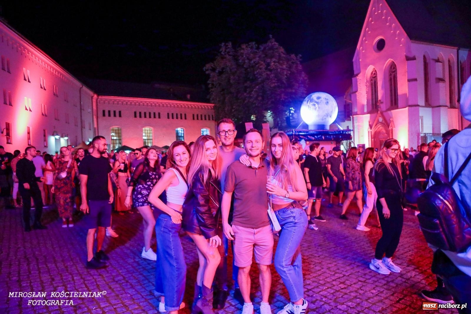 Zdjęcie w galerii na portalu naszraciborz.pl: Full Moon Festival rozświetla raciborski zamek. Elektroniczna muzyka, światła i setki uczestników wiadomości z regionu